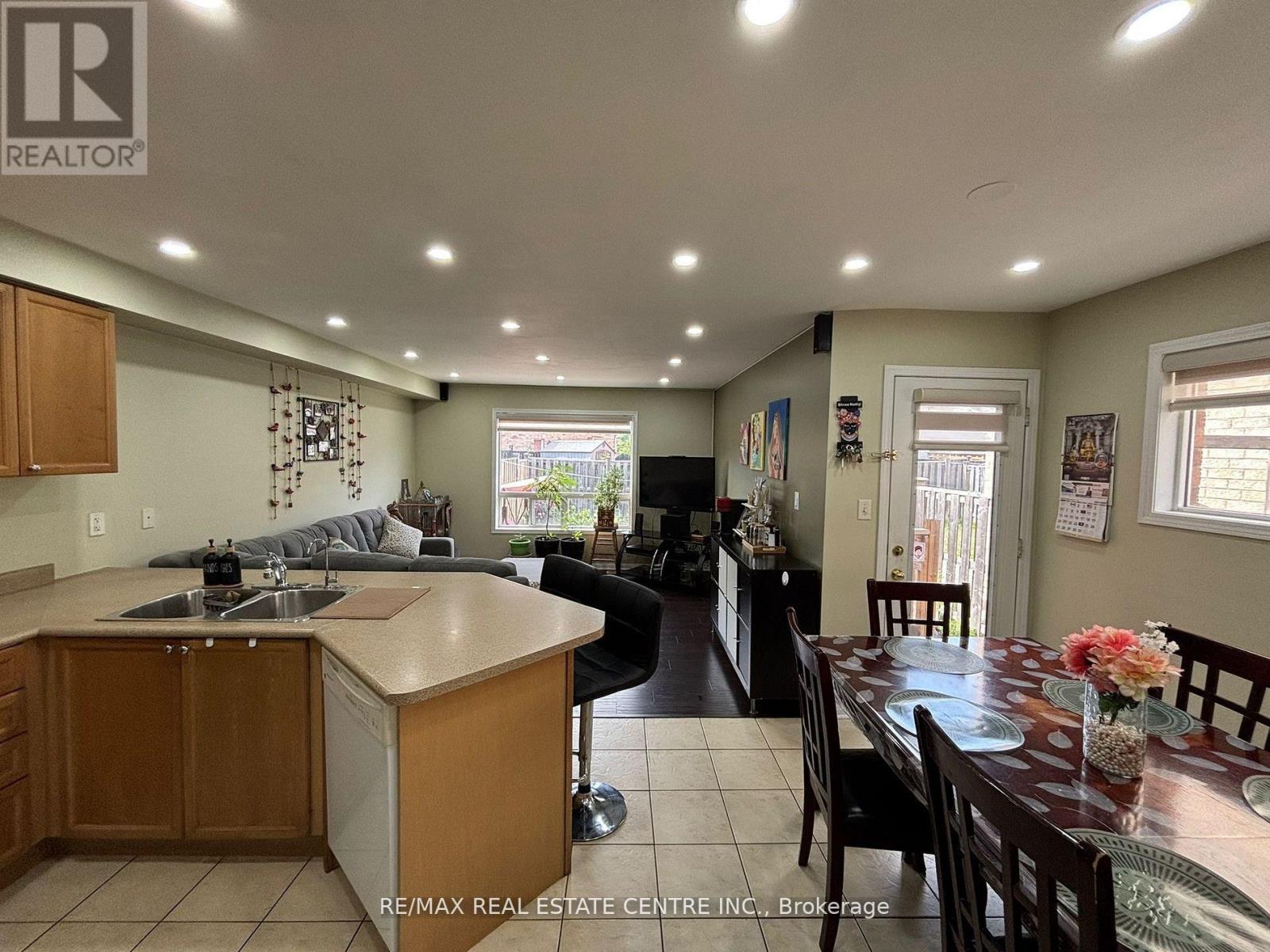 30 Parisian Road, Brampton (Vales Of Castlemore), Ontario  L6P 2T2 - Photo 7 - W12611534