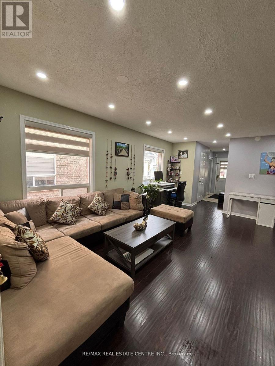 30 Parisian Road, Brampton (Vales Of Castlemore), Ontario  L6P 2T2 - Photo 8 - W12611534