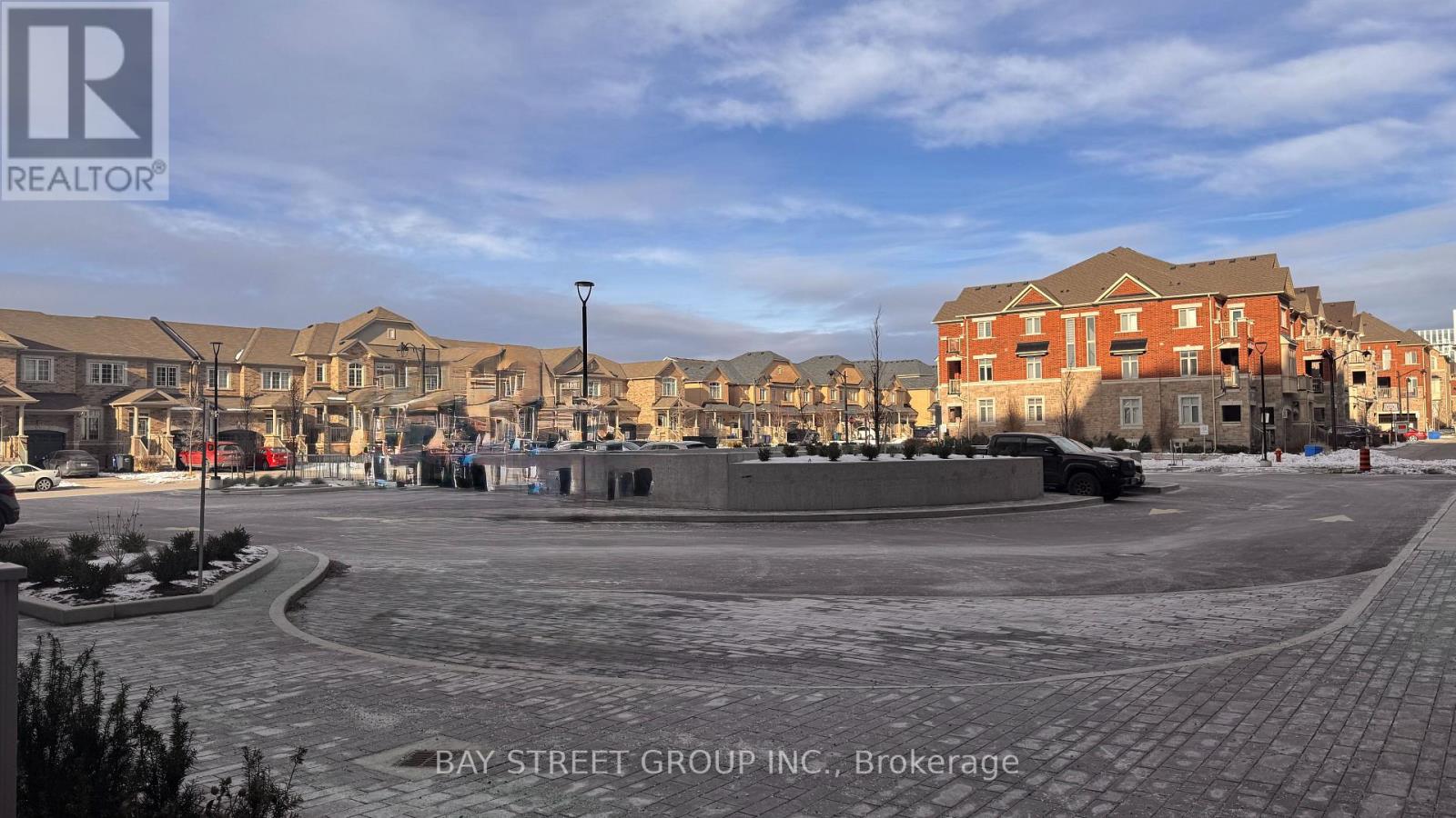 617 - 412 Silver Maple Road, Oakville, Ontario  L6H 6Z9 - Photo 4 - W12611544