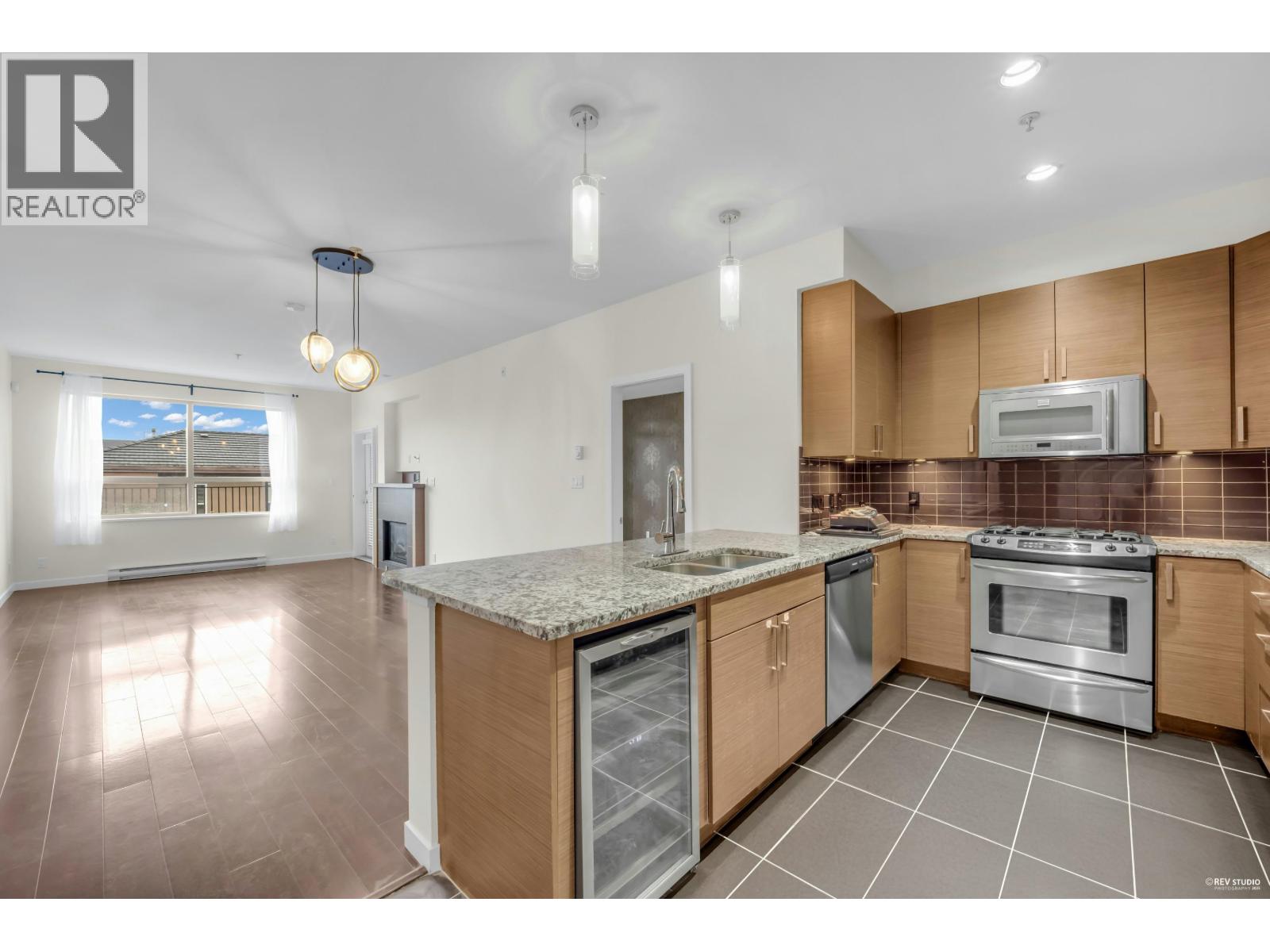 210 288 Hampton Street, New Westminster, British Columbia  V3M 5L9 - Photo 1 - R3072870