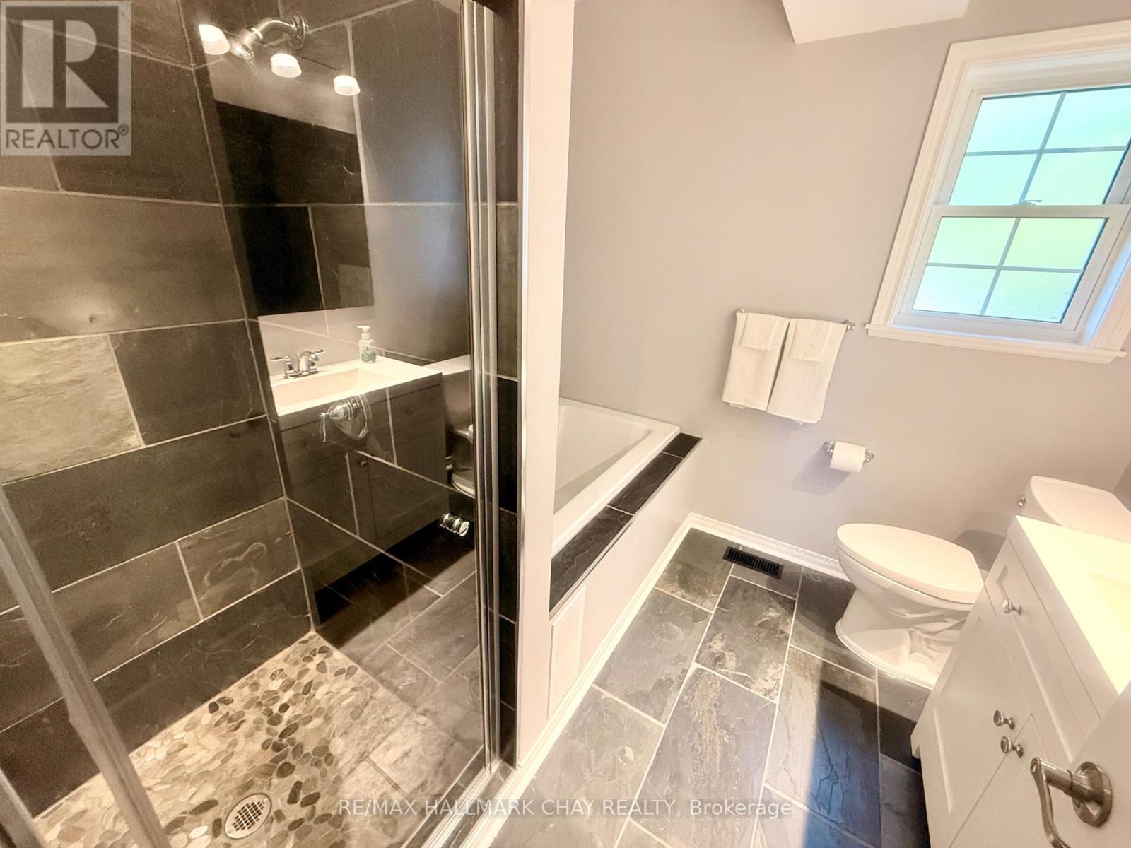 1047 Larch Street, Innisfil, Ontario  L0L 1C0 - Photo 13 - N12366702