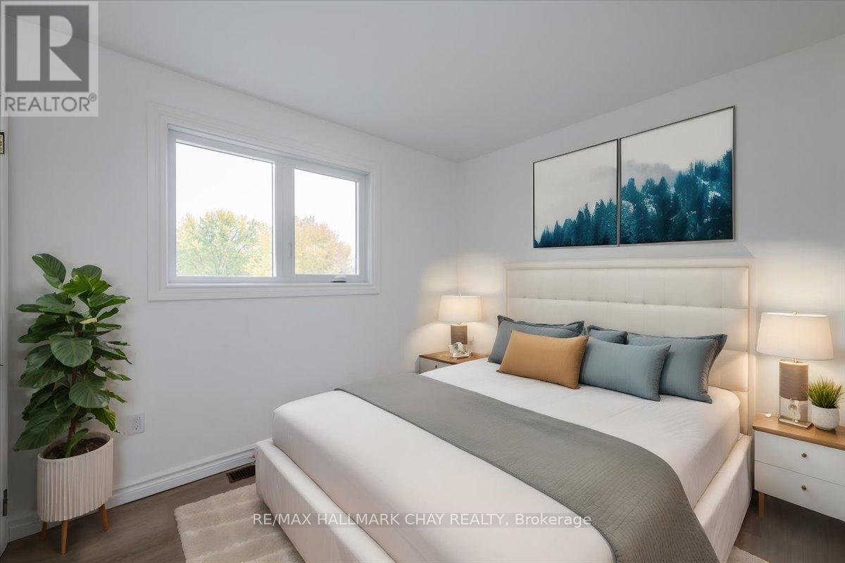 1063 Wood Street, Innisfil, Ontario  L0L 1K0 - Photo 12 - N12453775