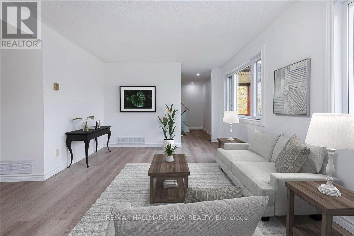 1063 Wood Street, Innisfil, Ontario  L0L 1K0 - Photo 5 - N12453775