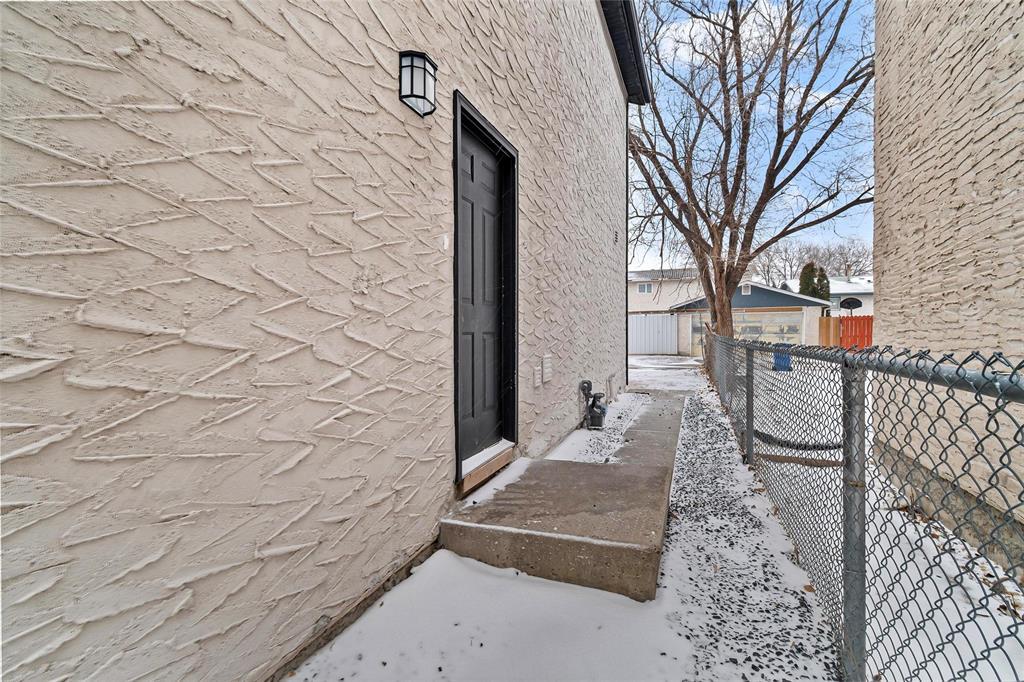 147 Albina Way, Winnipeg, Manitoba  R2R 1G5 - Photo 1 - 202529633