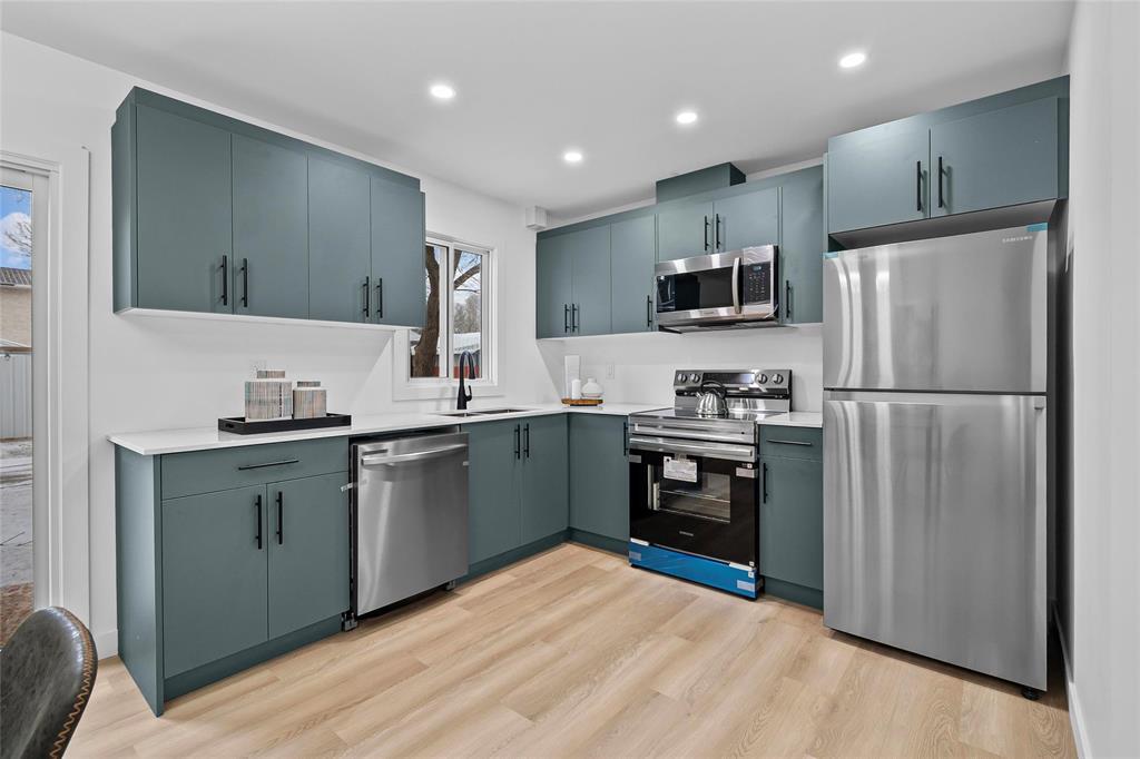 147 Albina Way, Winnipeg, Manitoba  R2R 1G5 - Photo 5 - 202529633