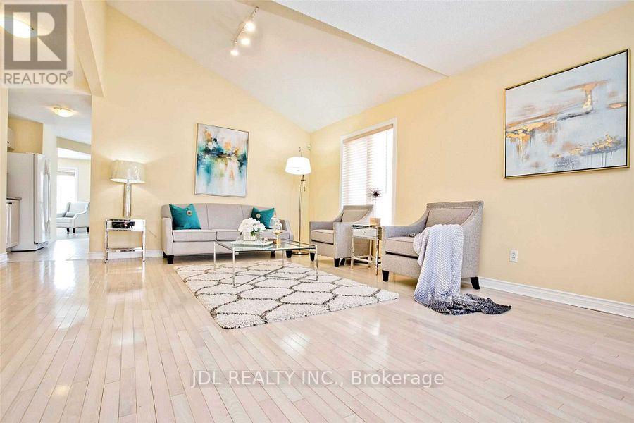 108 Melbourne Drive, Richmond Hill, Ontario  L4S 2G7 - Photo 2 - N12611620