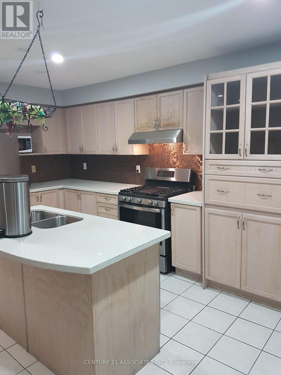 26 Roxton Crescent, Brampton, Ontario L7A 2E7 - Photo 3 - W12611610