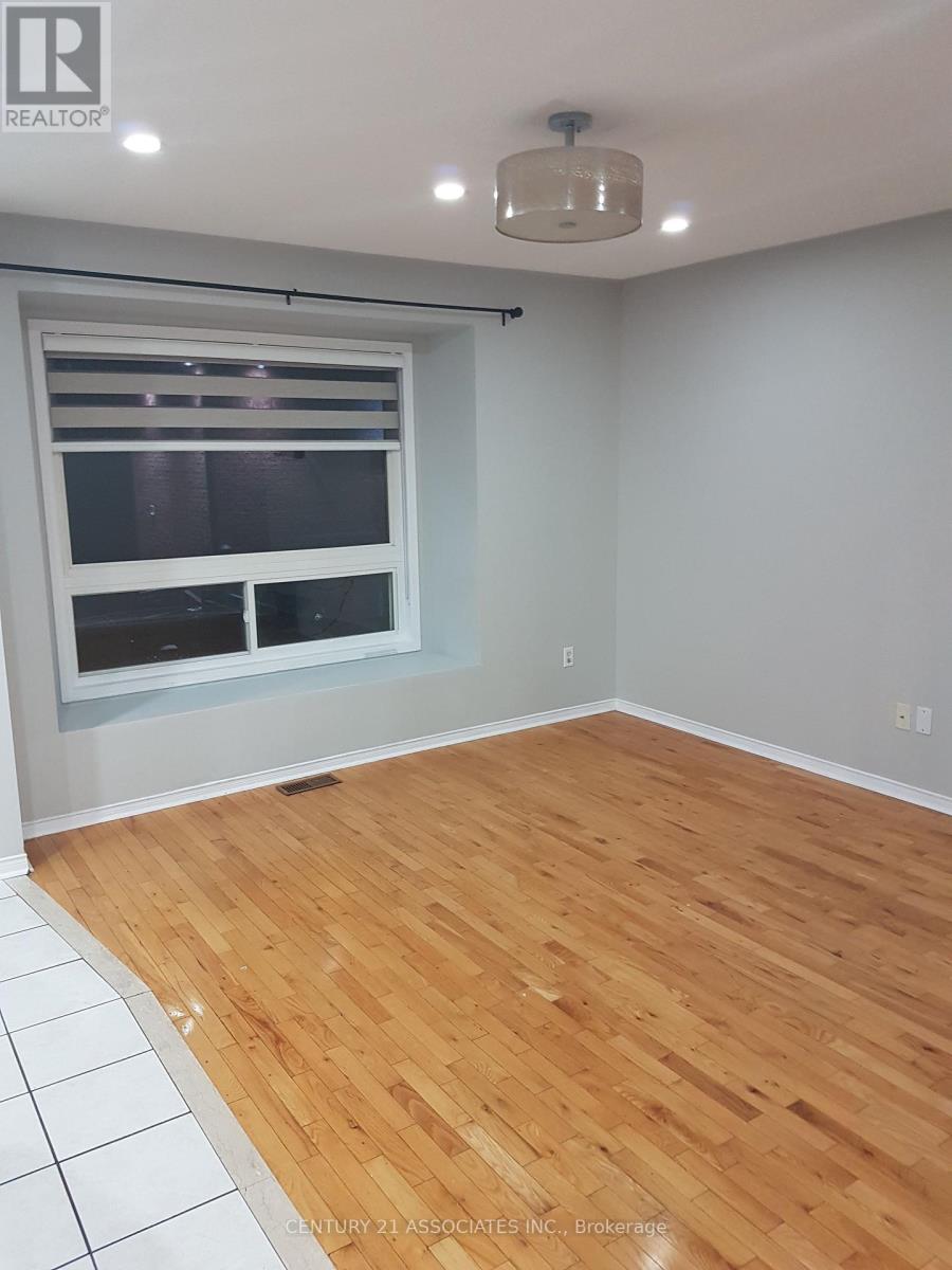 26 Roxton Crescent, Brampton, Ontario L7A 2E7 - Photo 4 - W12611610