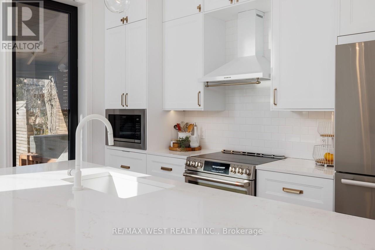 22 Cowan Avenue, Toronto, Ontario  M6K 2N4 - Photo 12 - W12611634