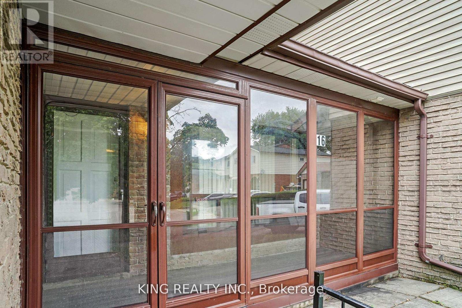 16 Wimbledon Court, Brampton, Ontario L6V 2S4 - Photo 7 - W12611638