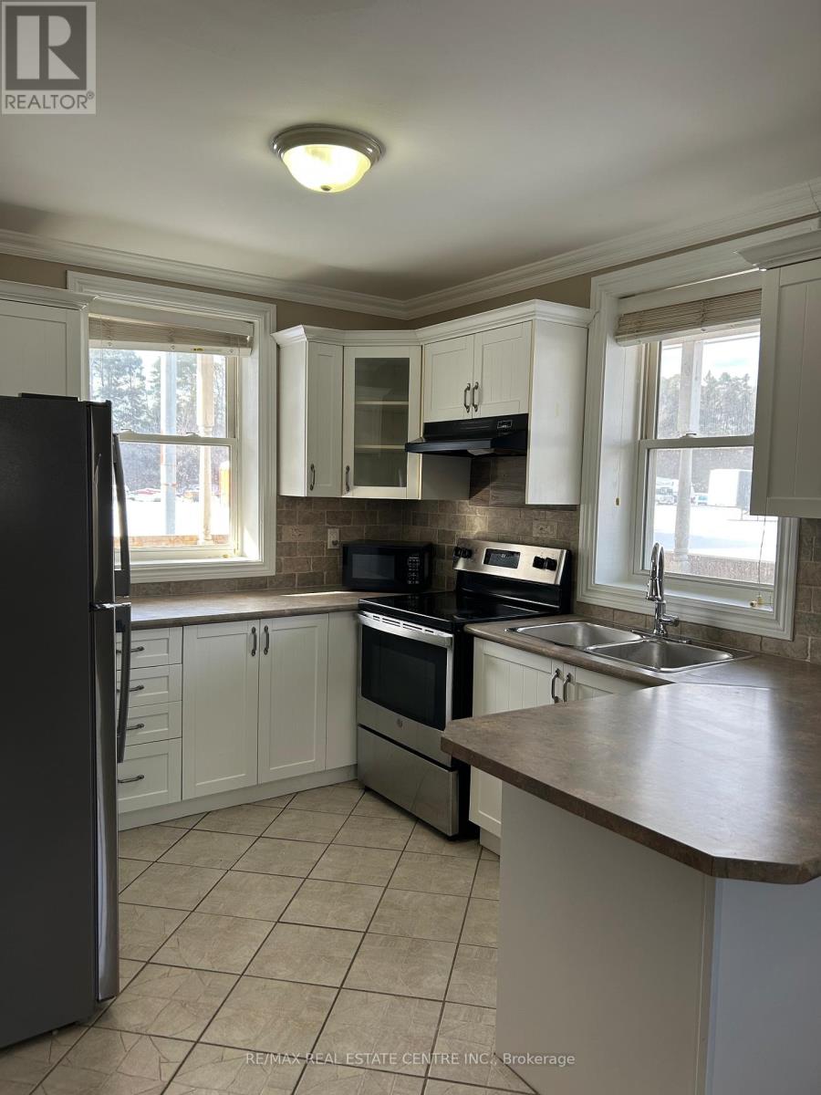 1587 Brock Road, Hamilton, Ontario  L9H 5E4 - Photo 3 - X12611598