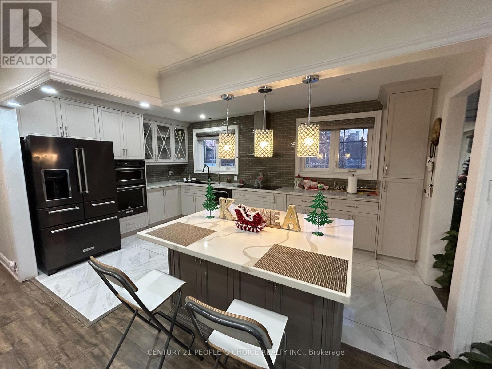 UPPER - 2 IRONWOOD ROAD, Toronto, Ontario