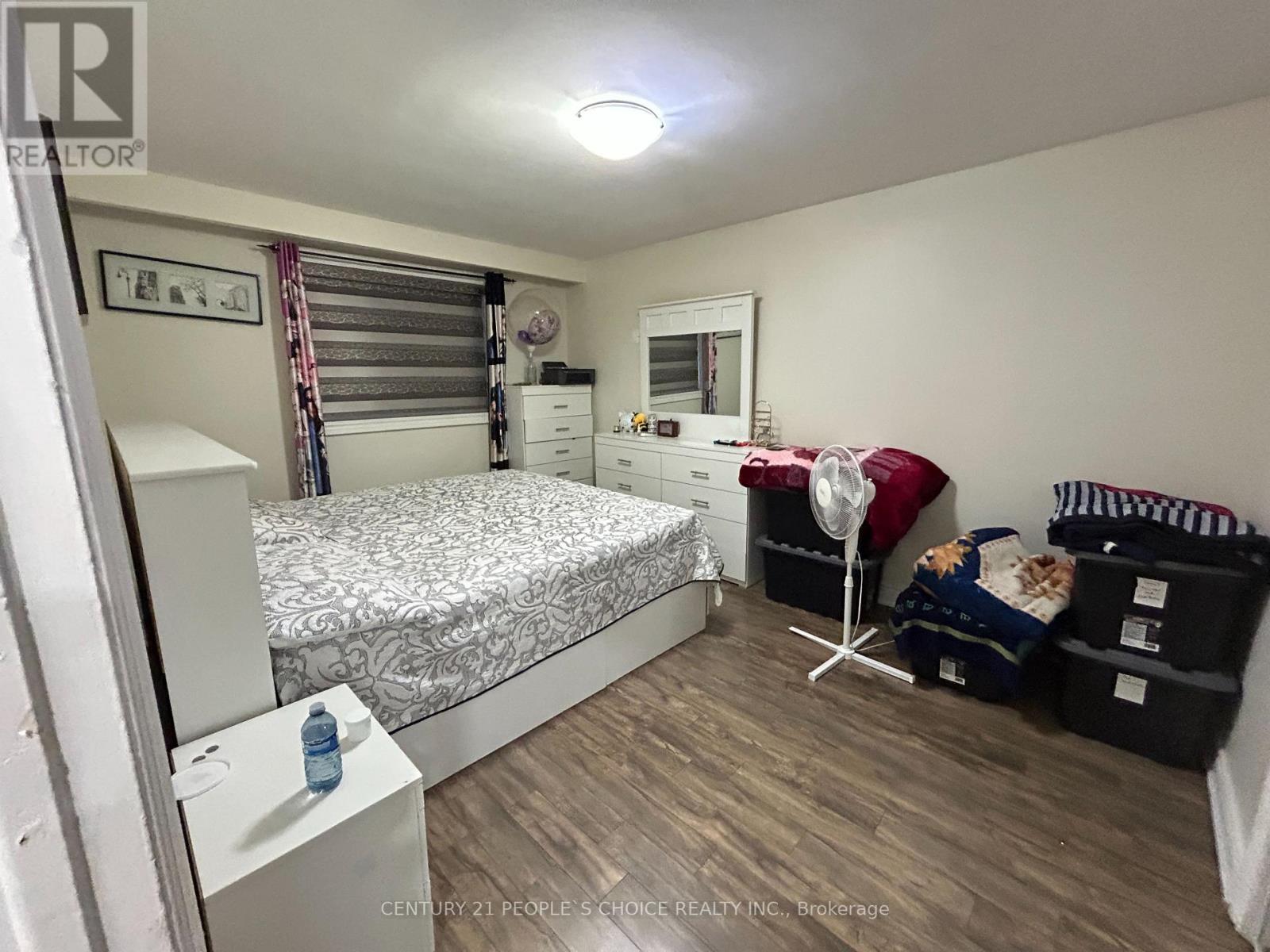 Upper - 2 Ironwood Road, Toronto, Ontario  M9M 2A5 - Photo 10 - W12611652