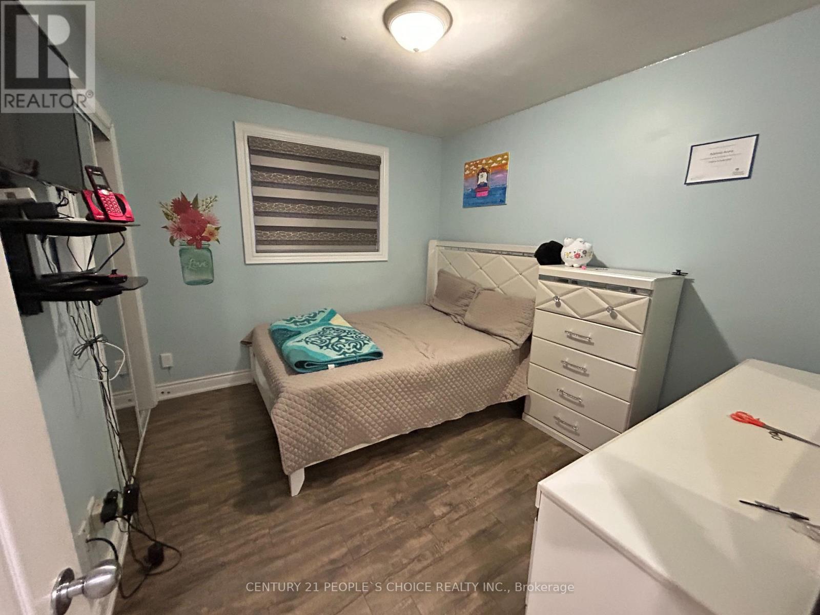 Upper - 2 Ironwood Road, Toronto, Ontario  M9M 2A5 - Photo 12 - W12611652