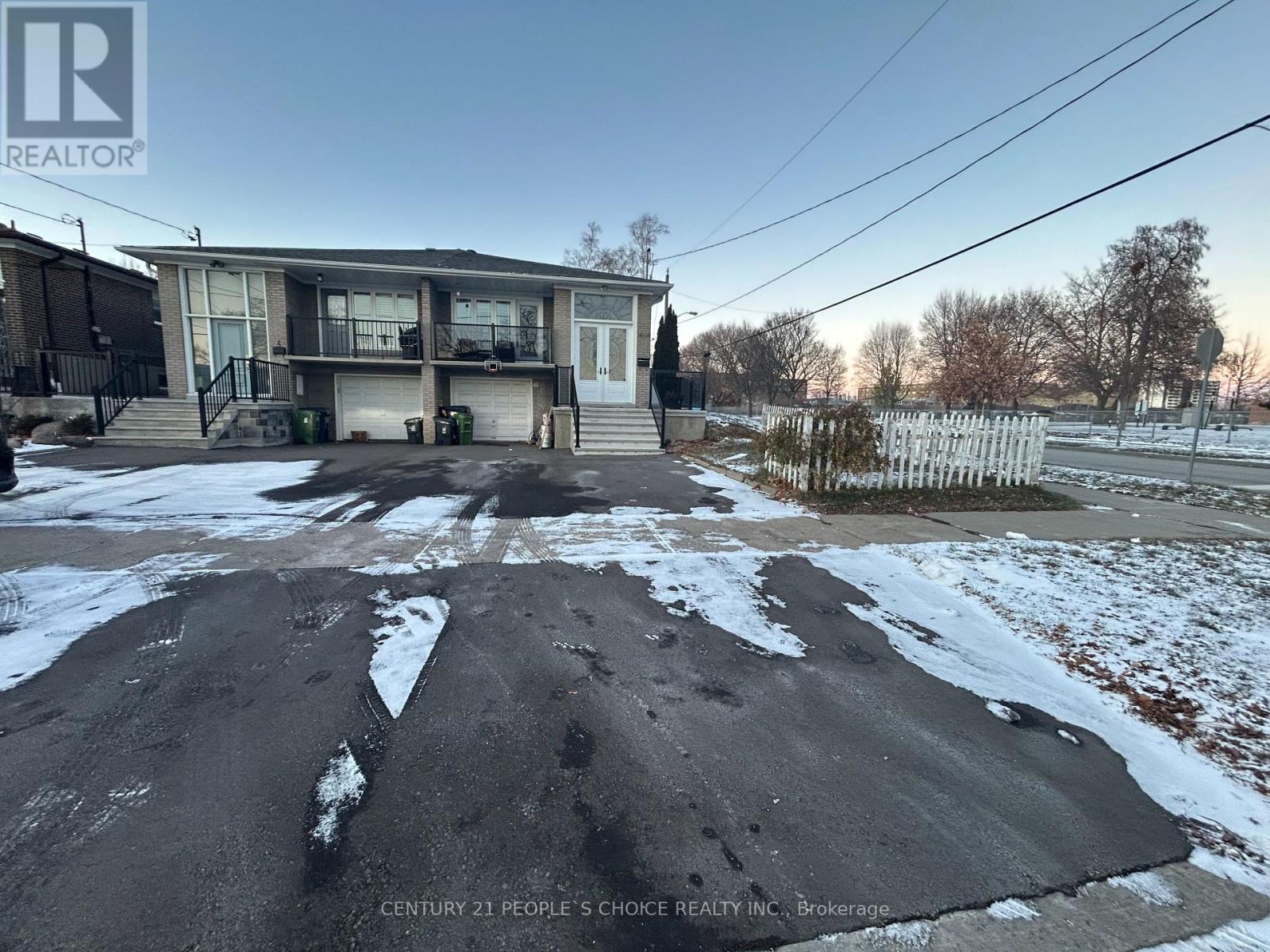 Upper - 2 Ironwood Road, Toronto, Ontario  M9M 2A5 - Photo 2 - W12611652