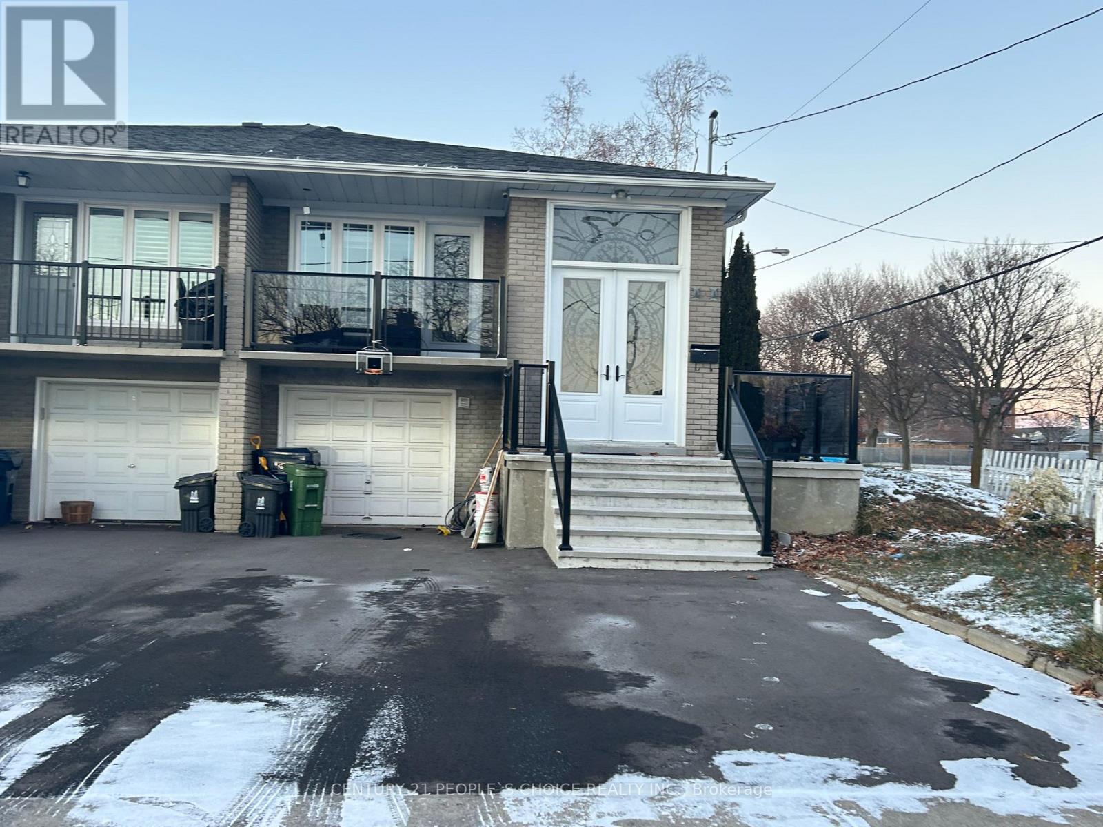 Upper - 2 Ironwood Road, Toronto, Ontario  M9M 2A5 - Photo 3 - W12611652