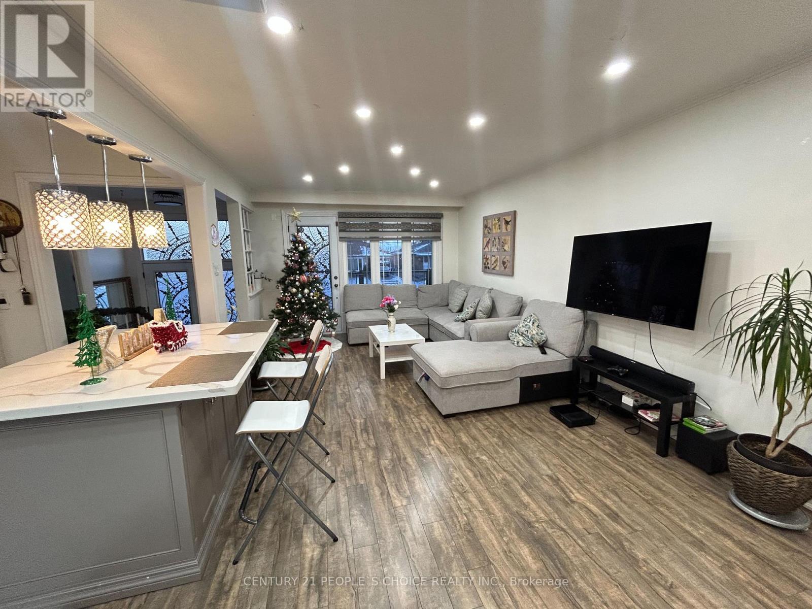 Upper - 2 Ironwood Road, Toronto, Ontario  M9M 2A5 - Photo 5 - W12611652