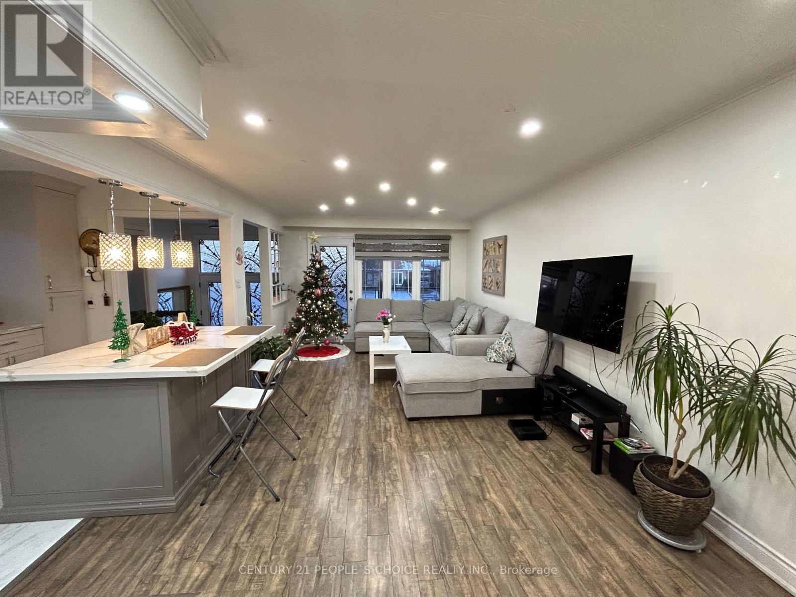 Upper - 2 Ironwood Road, Toronto, Ontario  M9M 2A5 - Photo 6 - W12611652