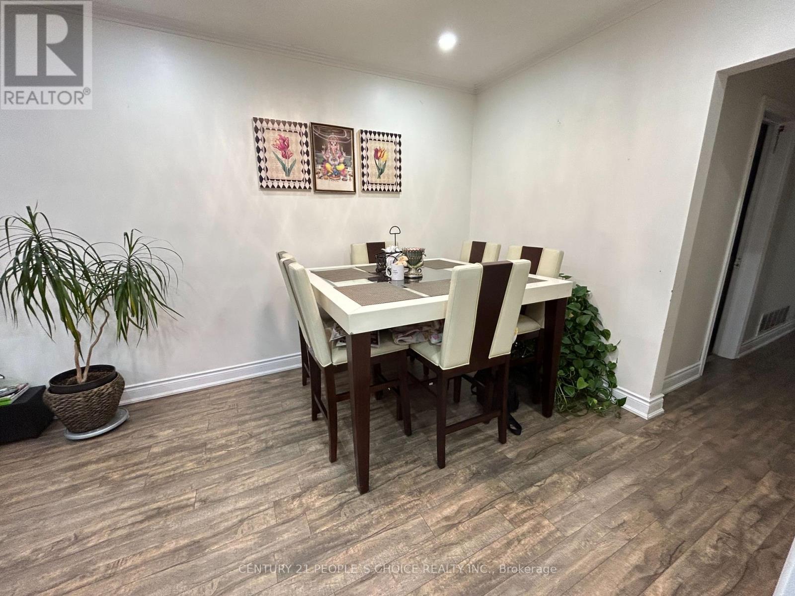 Upper - 2 Ironwood Road, Toronto, Ontario  M9M 2A5 - Photo 8 - W12611652