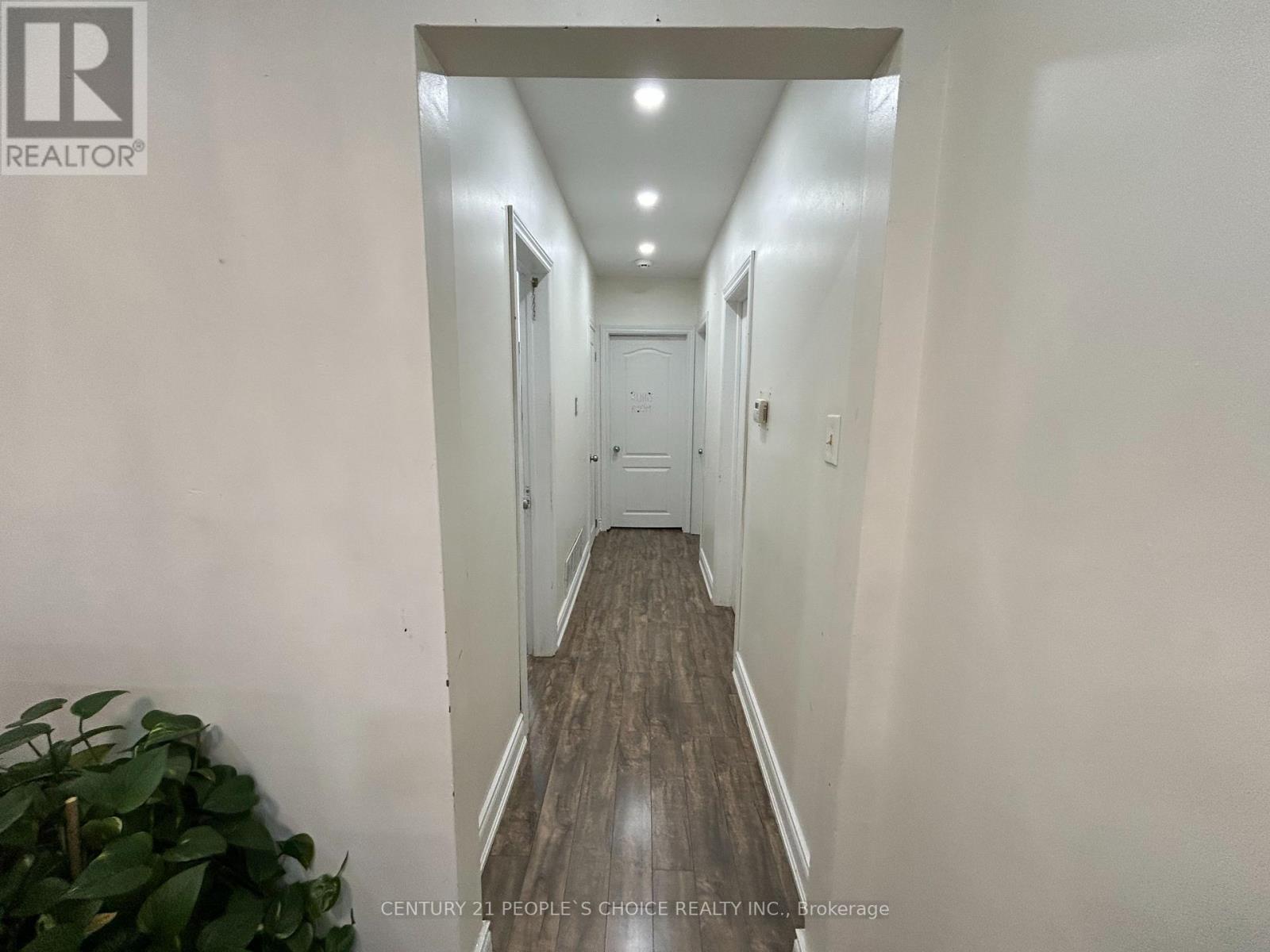 Upper - 2 Ironwood Road, Toronto, Ontario  M9M 2A5 - Photo 9 - W12611652