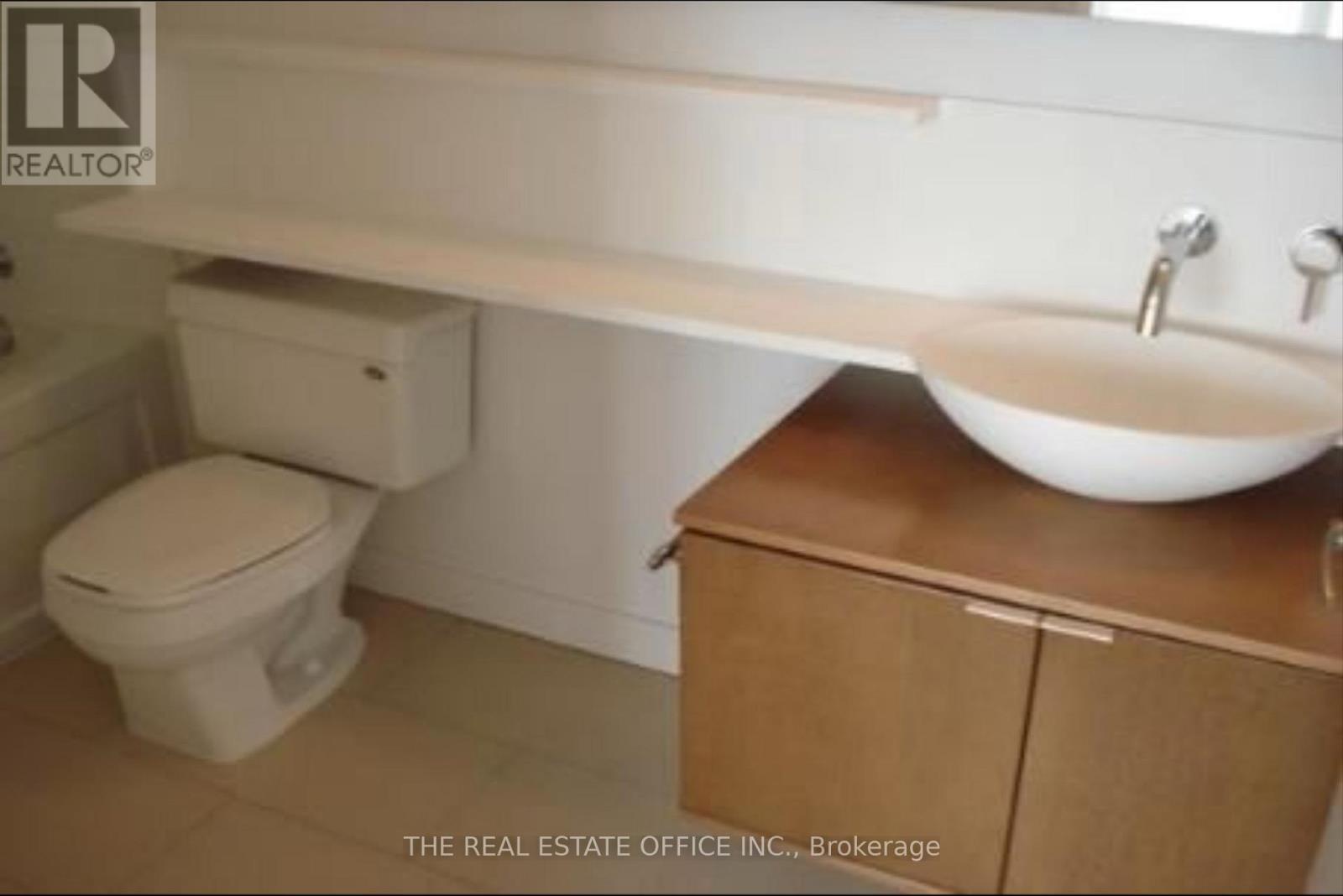 15 Fort York Boulevard, Toronto, Ontario M5V 3Y4 - Photo 3 - C12611680