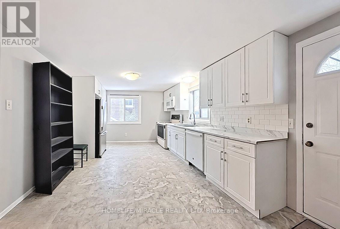 30a Amos Avenue, Waterloo, Ontario N2L 5G3 - Photo 2 - X12611662