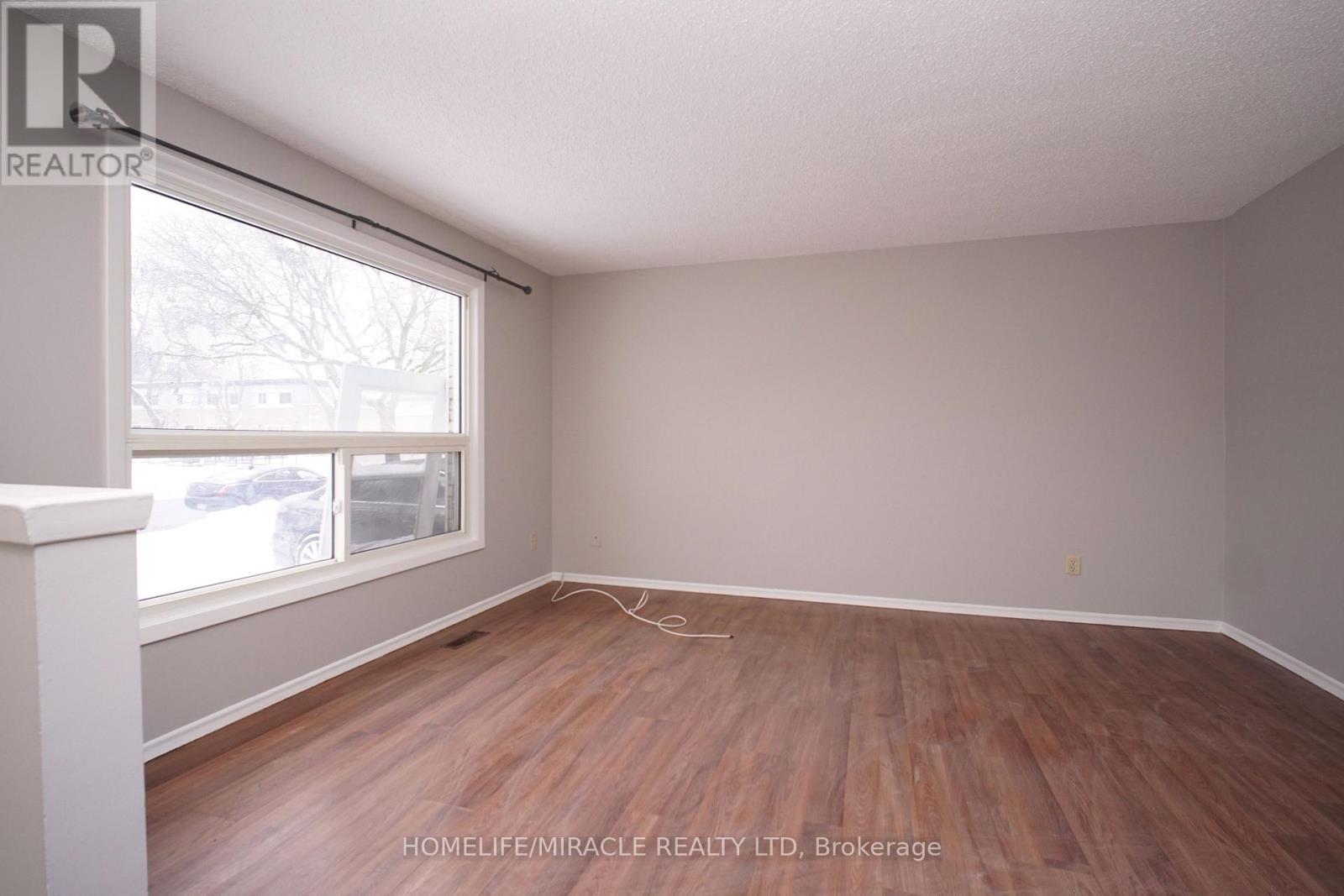 30a Amos Avenue, Waterloo, Ontario N2L 5G3 - Photo 7 - X12611662