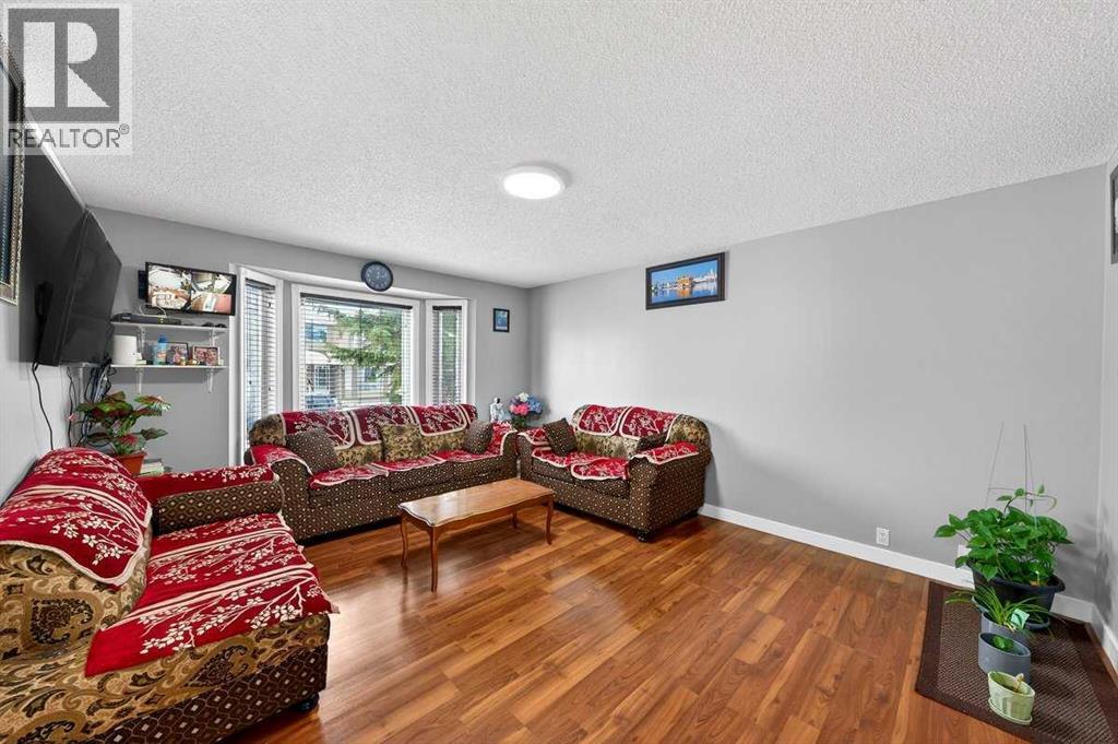 214 Martinwood Place Ne, Calgary, Alberta T3J 3H6 - Photo 6 - A2274044