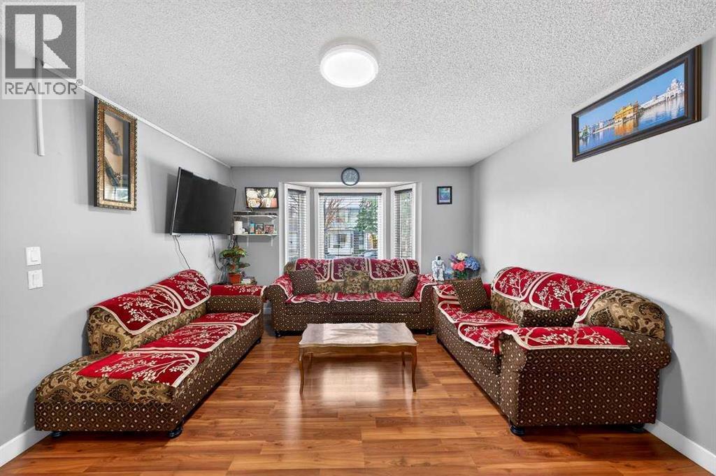 214 Martinwood Place Ne, Calgary, Alberta T3J 3H6 - Photo 5 - A2274044