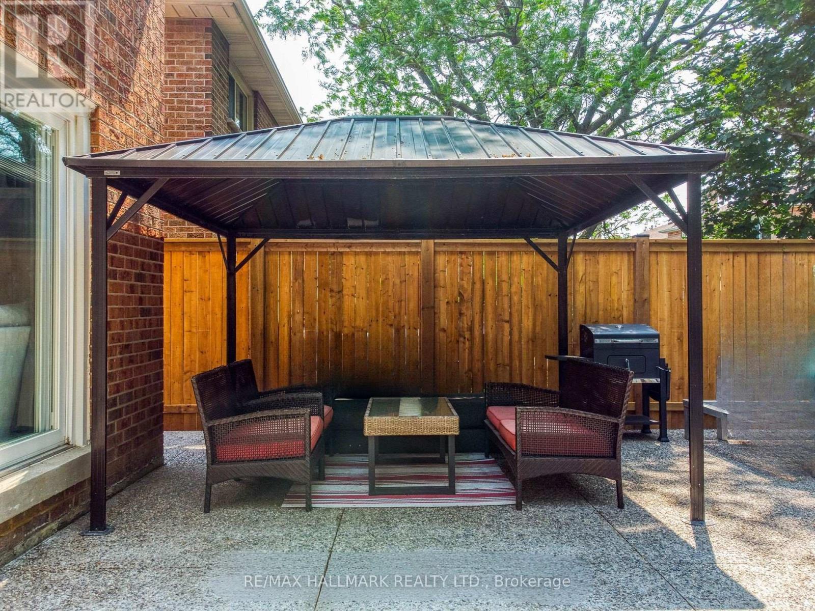 1285 Deer Run Drive, Mississauga, Ontario L5C 3P8 - Photo 9 - W12598106