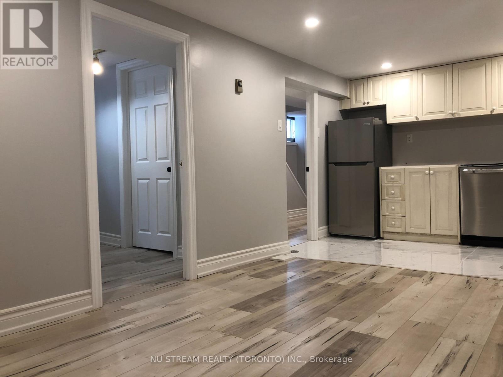 465 Sutherland Drive E, Toronto, Ontario  M4G 1K7 - Photo 9 - C12611732