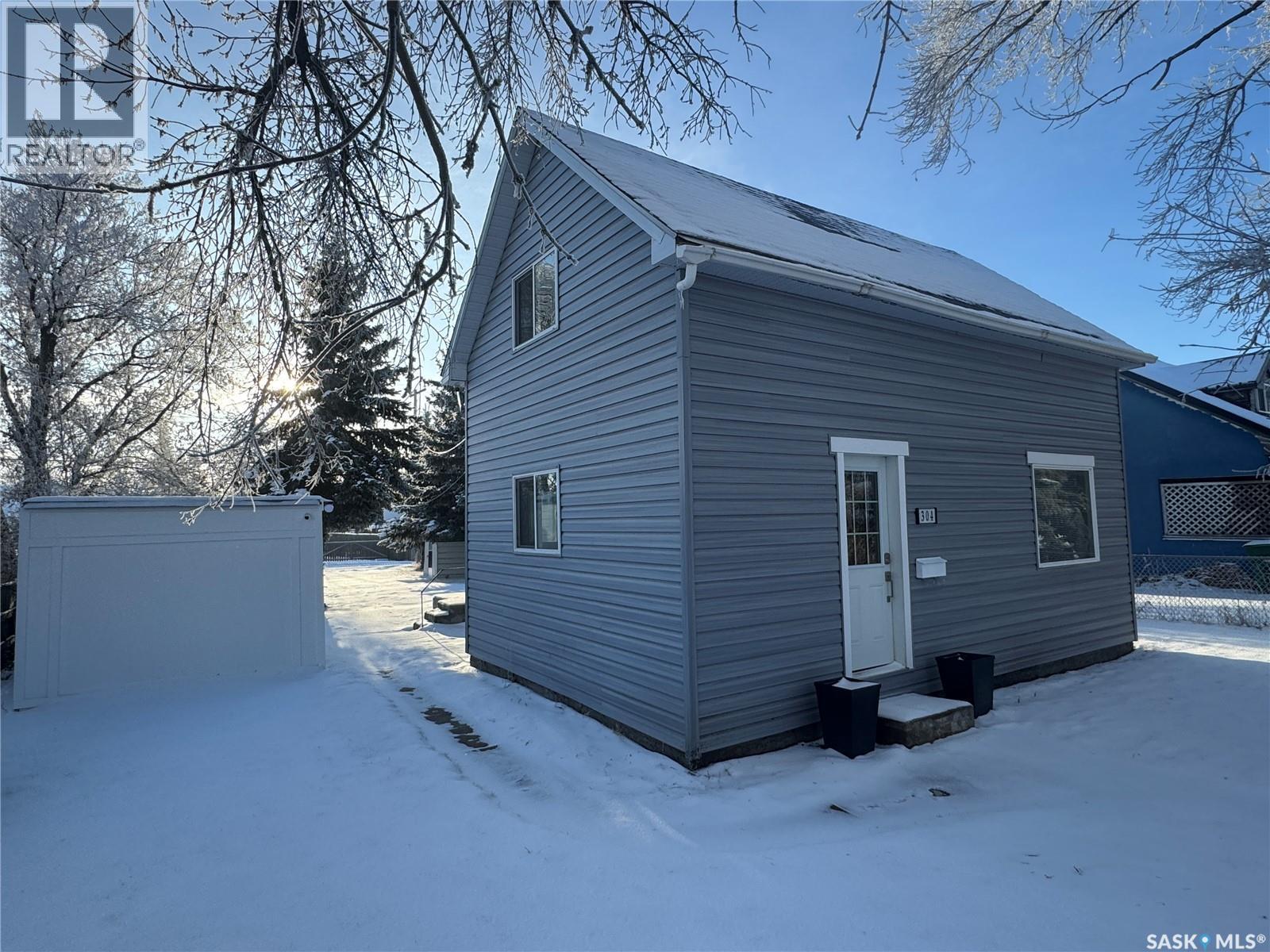304 5th Avenue E, Biggar, Saskatchewan  S0K 0M0 - Photo 2 - SK025374
