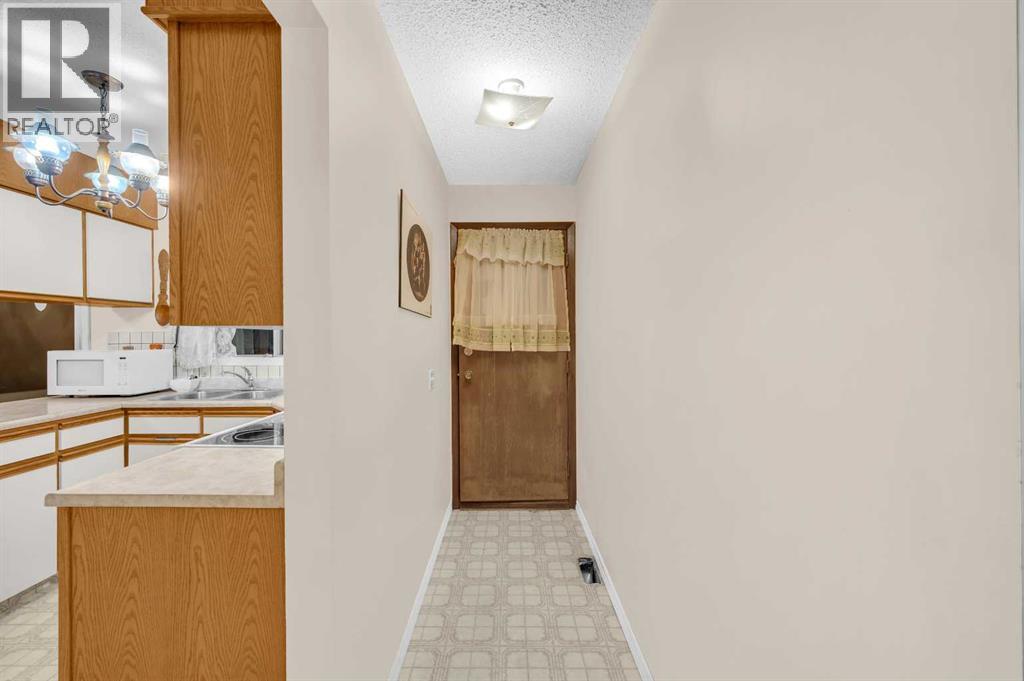 11 Berwick Close Nw, Calgary, Alberta  T3K 1C3 - Photo 11 - A2273062