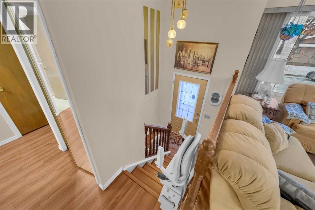 11 Berwick Close Nw, Calgary, Alberta  T3K 1C3 - Photo 4 - A2273062