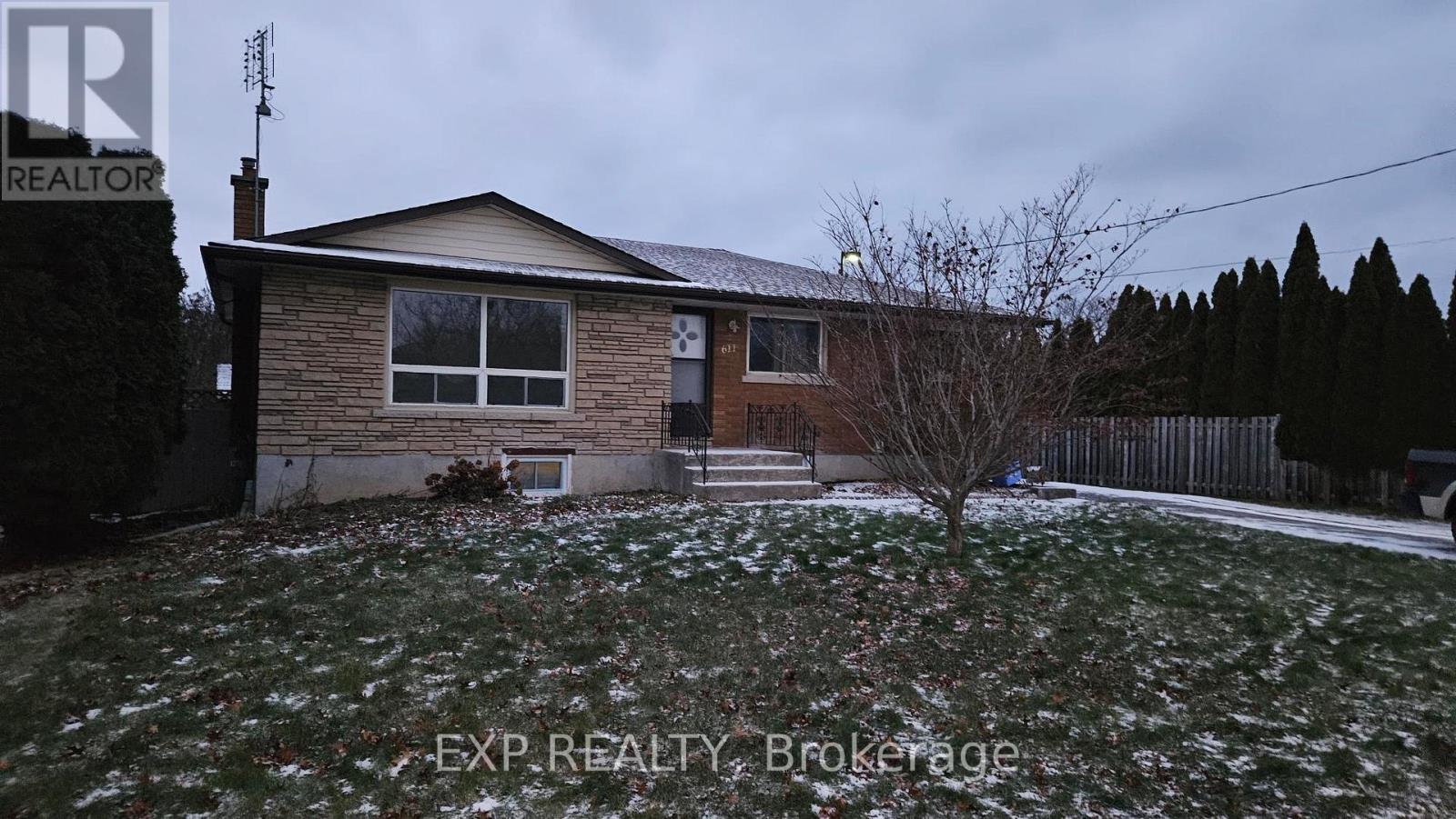 Upper - 611 Geneva Street, St. Catharines (Lakeport), Ontario  L2N 2J3 - Photo 2 - X12611856