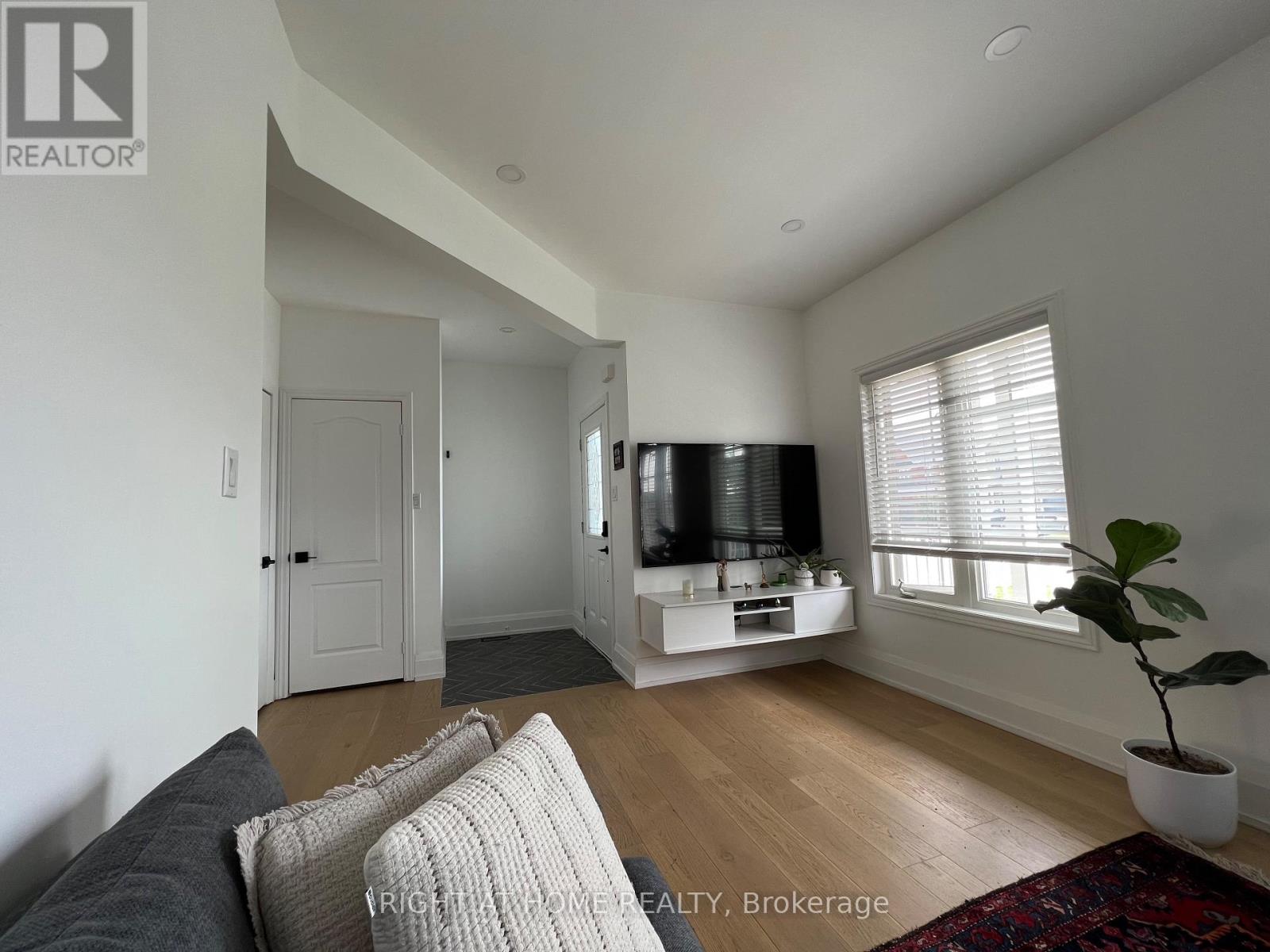 122 Laurendale Avenue, Georgina, Ontario  L4P 0C4 - Photo 5 - N12611872