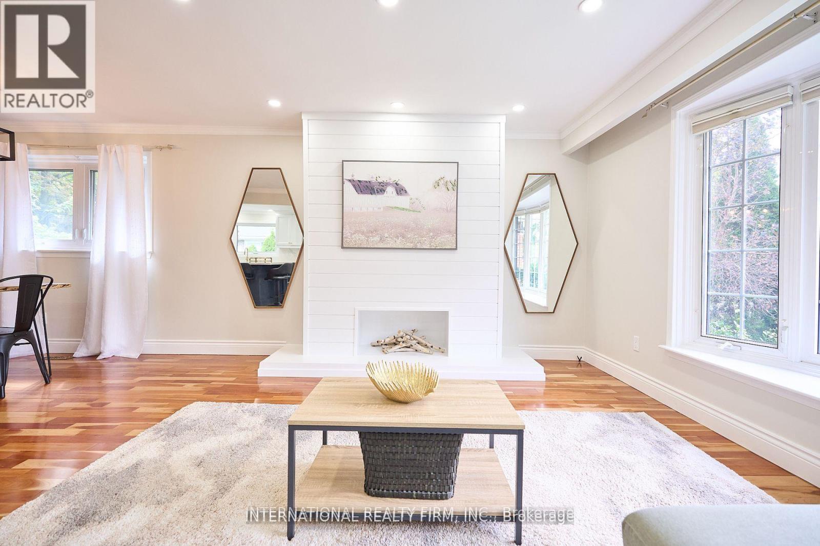 2292 Devon Road, Oakville, Ontario  L6J 5R4 - Photo 2 - W12611874