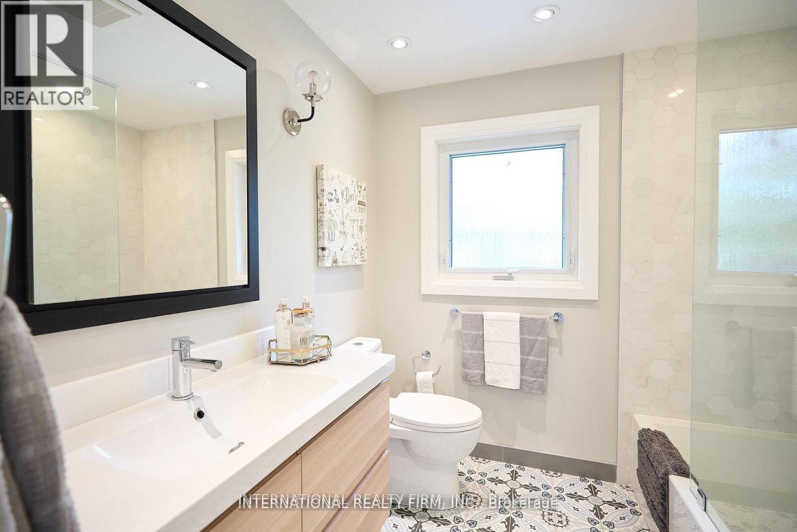 2292 Devon Road, Oakville, Ontario  L6J 5R4 - Photo 7 - W12611874
