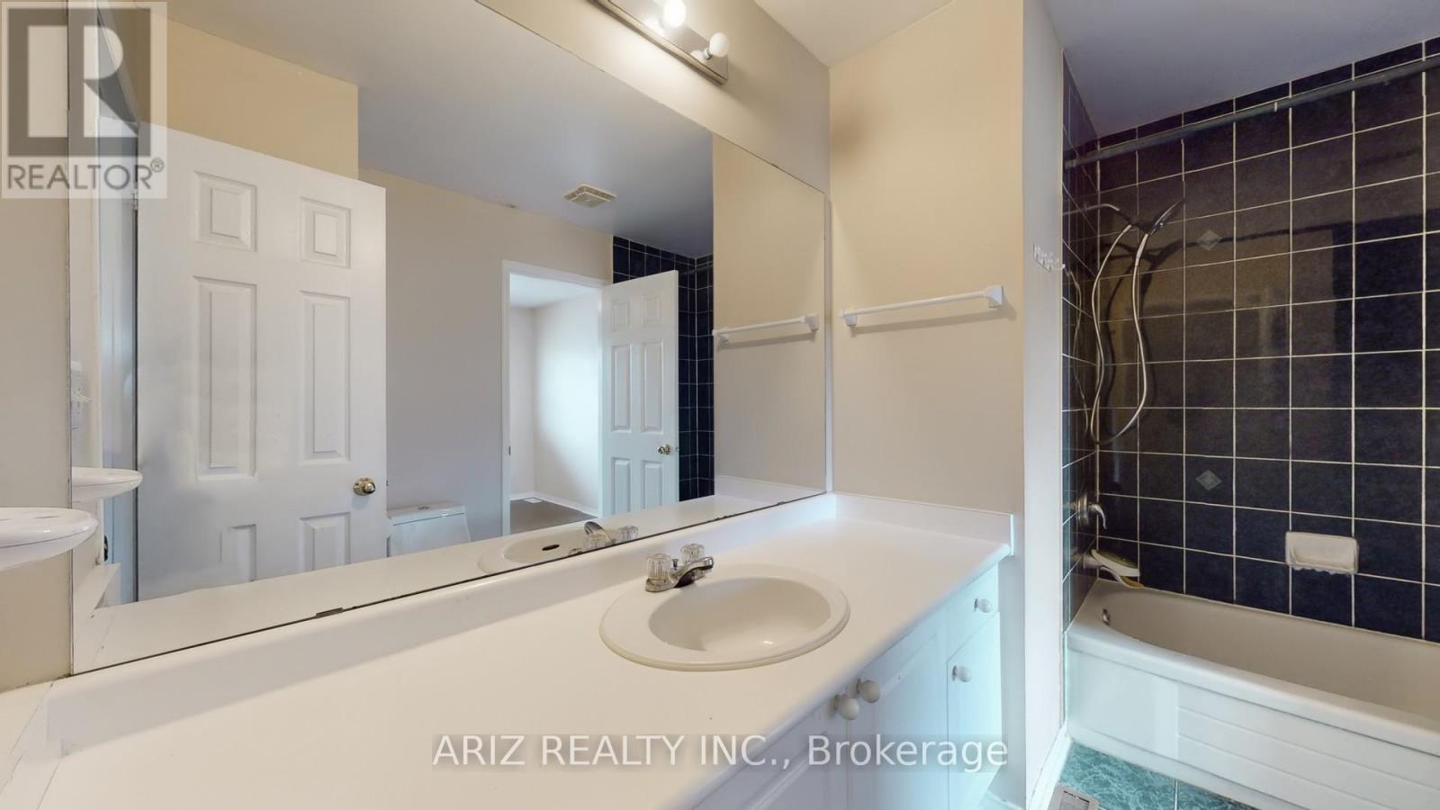 3360 Scotch Pine Gate, Mississauga, Ontario L5N 7M9 - Photo 18 - W12611876