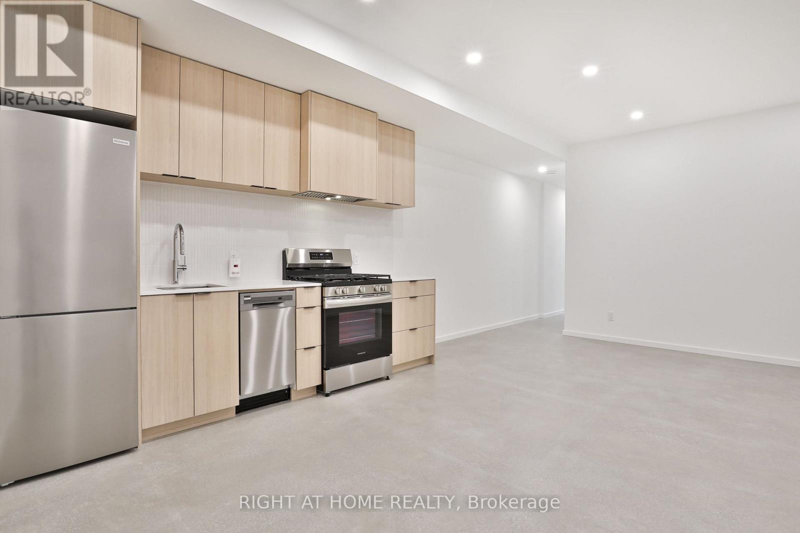 4 - 28 SALEM AVENUE, Toronto, Ontario