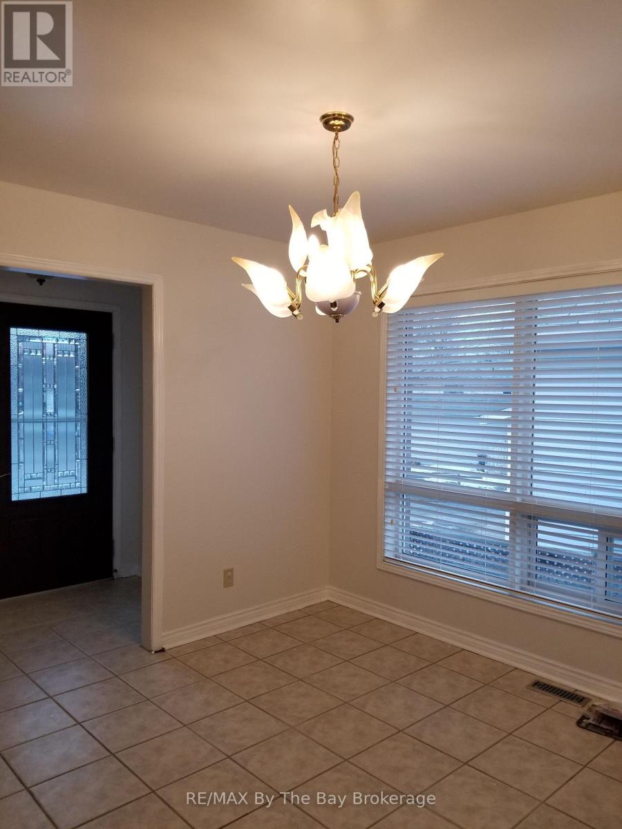 9 (Upper) Myrtle Lynn Place, Wasaga Beach, Ontario  L9Z 1E2 - Photo 3 - S12611950