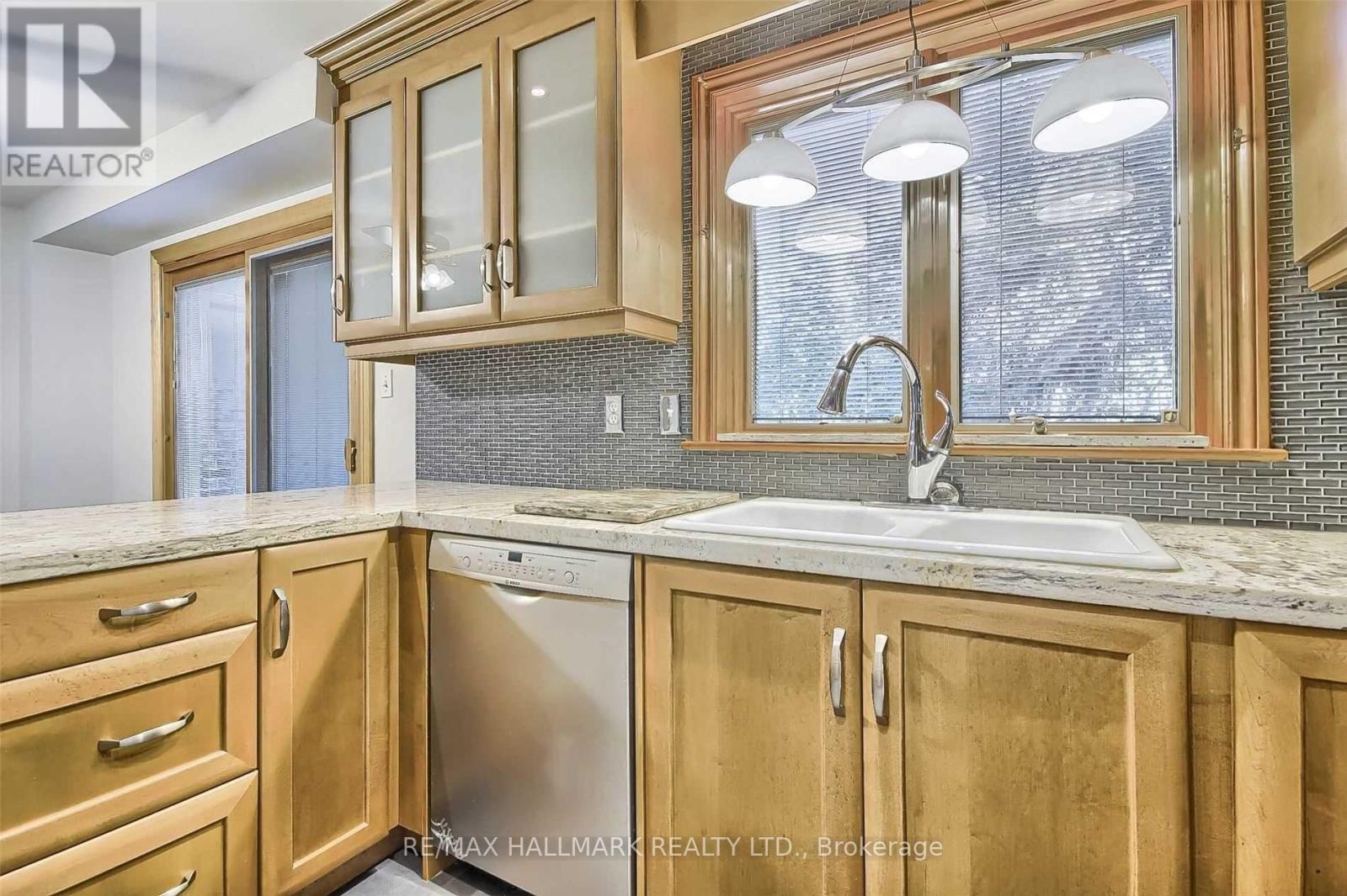 29 Rosegarden Crescent, Richmond Hill, Ontario  L4E 2P4 - Photo 10 - N12611972