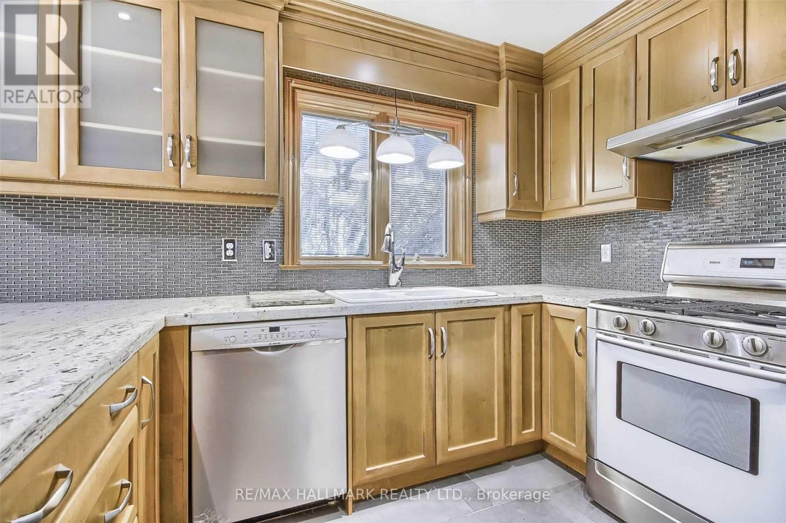 29 Rosegarden Crescent, Richmond Hill, Ontario  L4E 2P4 - Photo 9 - N12611972