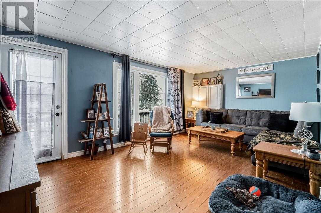 1568 Lakeshore Drive, Val Caron, Ontario  P3N 1L3 - Photo 2 - 2125874