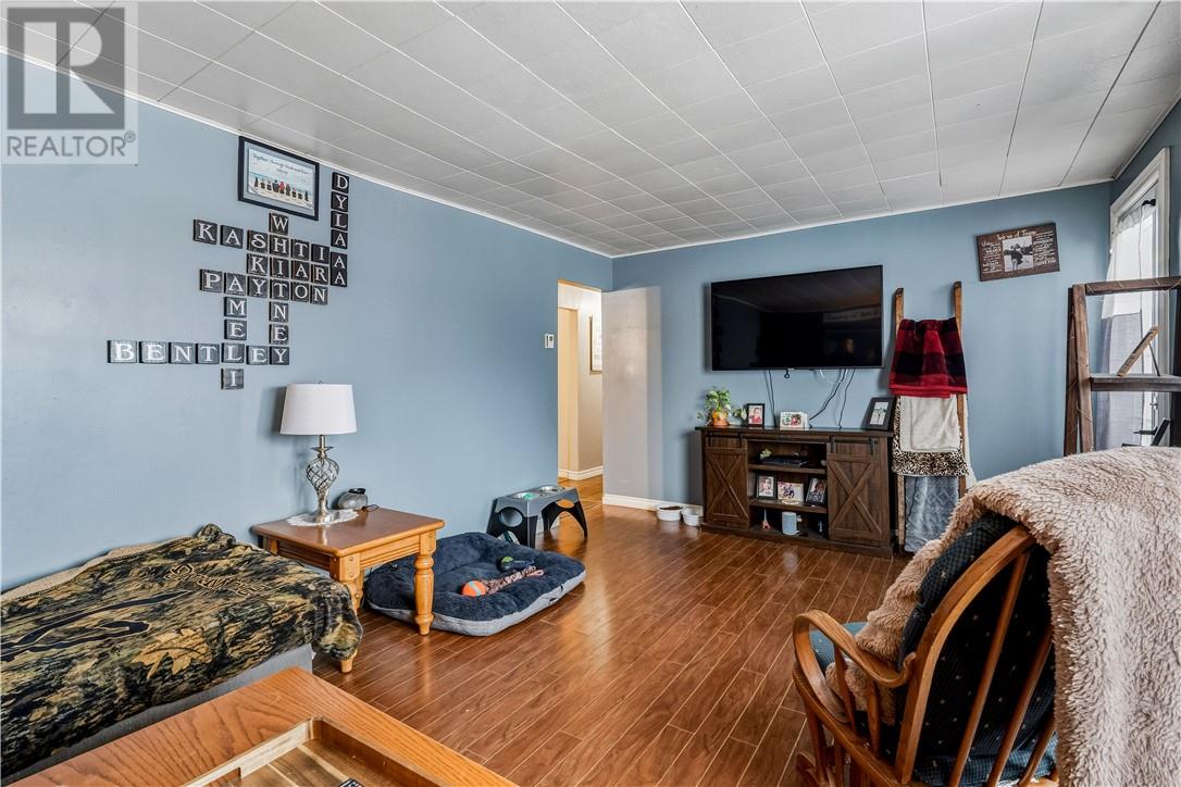 1568 Lakeshore Drive, Val Caron, Ontario  P3N 1L3 - Photo 4 - 2125874