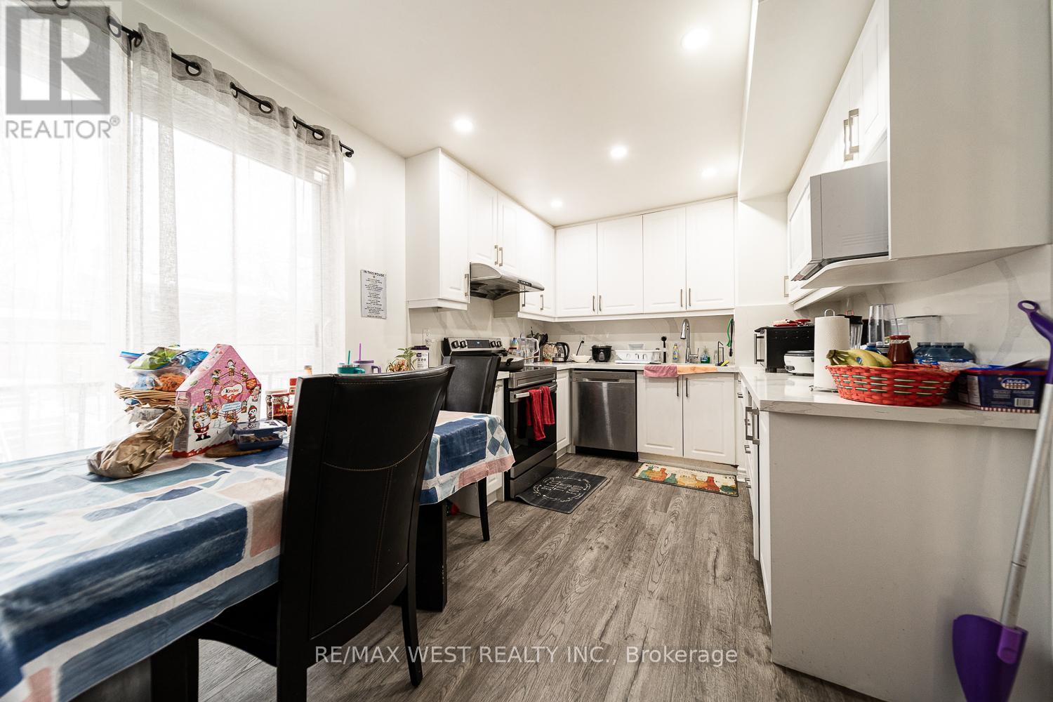 26 Enclave Mews, Toronto, Ontario  M3M 3J6 - Photo 7 - W12612016