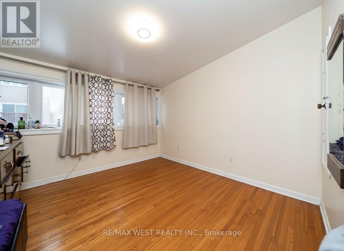 26 Enclave Mews, Toronto, Ontario  M3M 3J6 - Photo 9 - W12612016