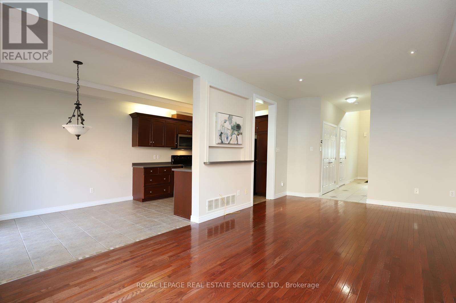 5229 Autumn Harvest Way, Burlington, Ontario  L7L 7J5 - Photo 10 - W12612038