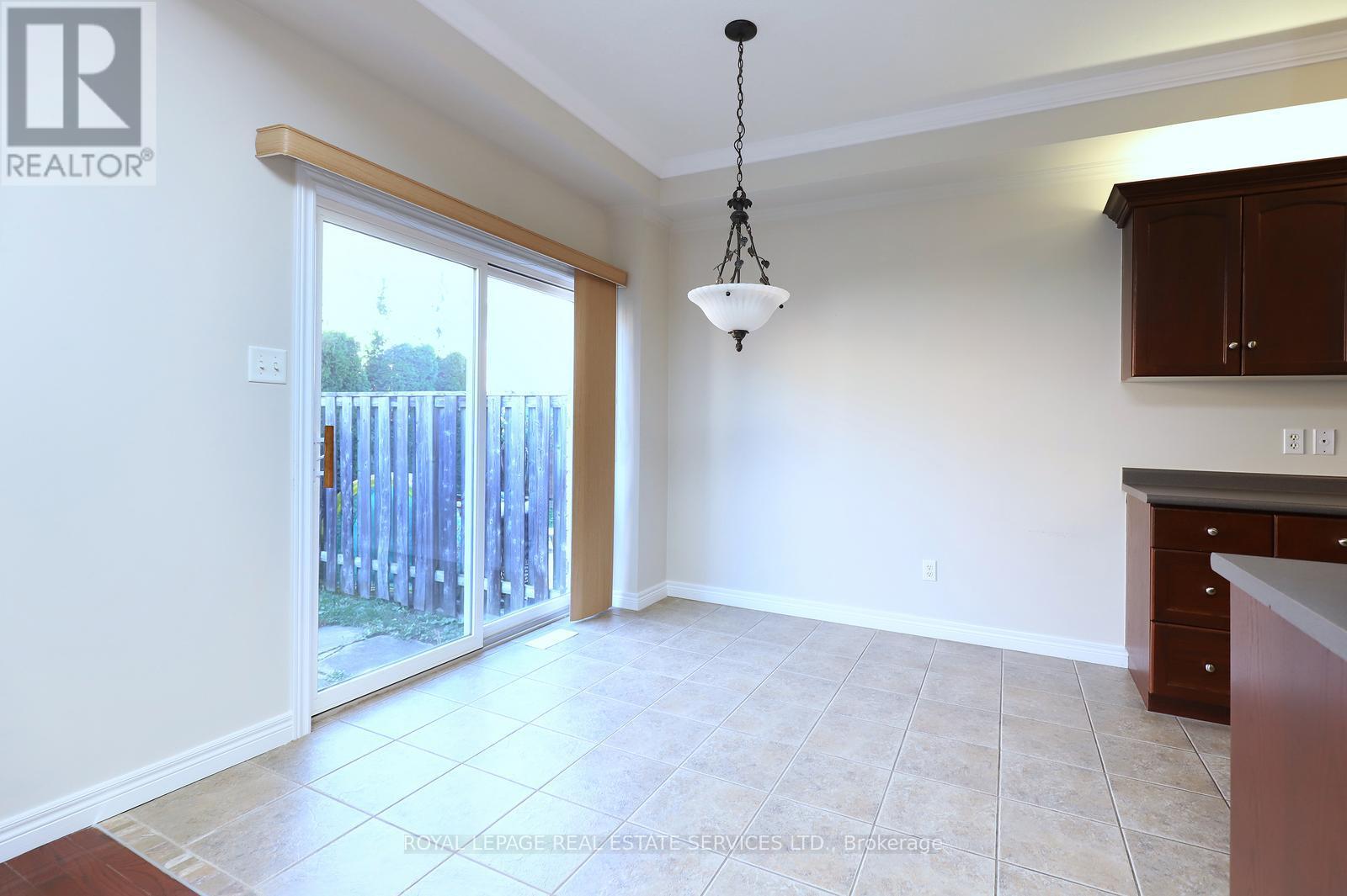 5229 Autumn Harvest Way, Burlington, Ontario  L7L 7J5 - Photo 8 - W12612038