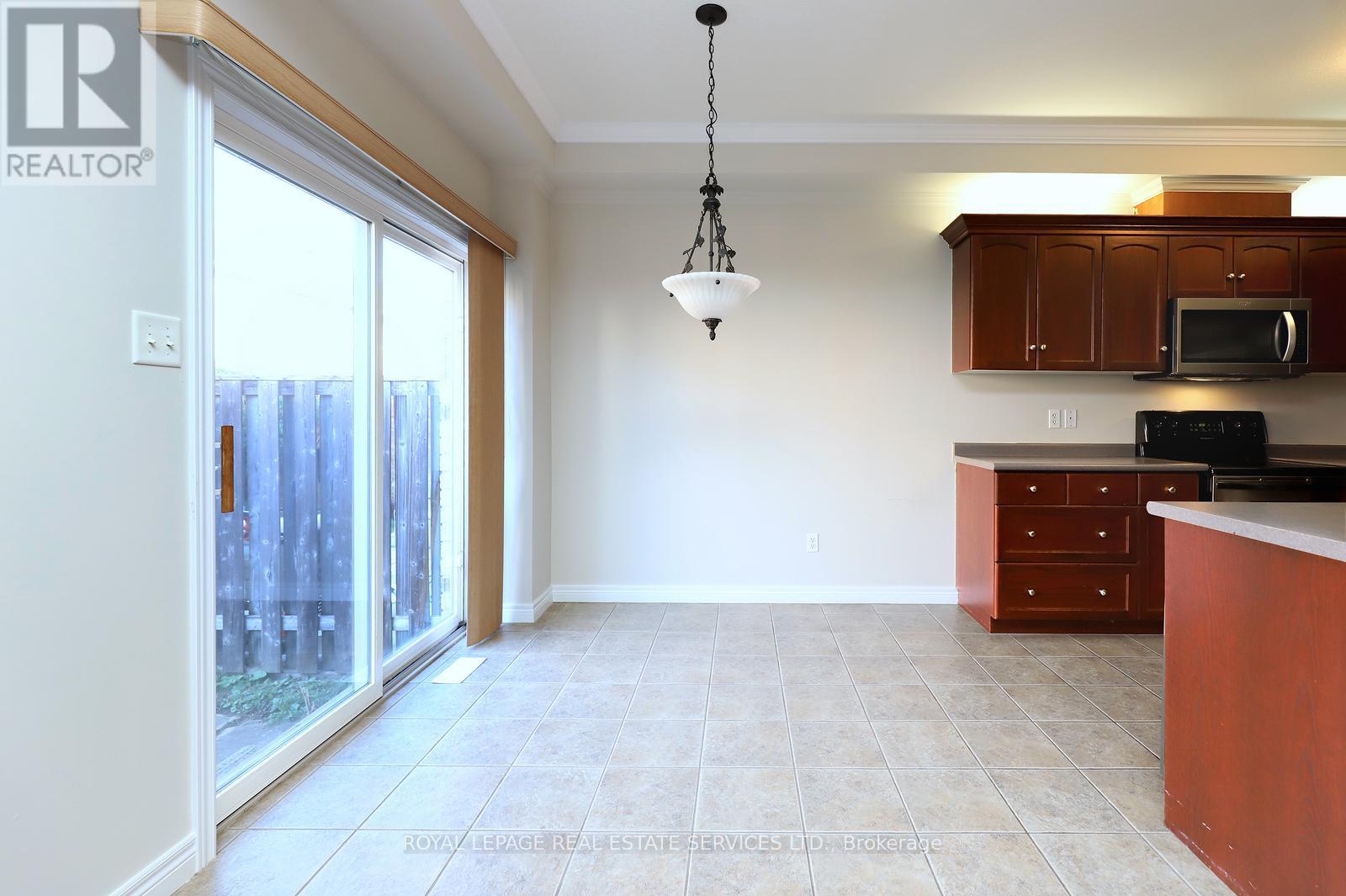 5229 Autumn Harvest Way, Burlington, Ontario  L7L 7J5 - Photo 9 - W12612038